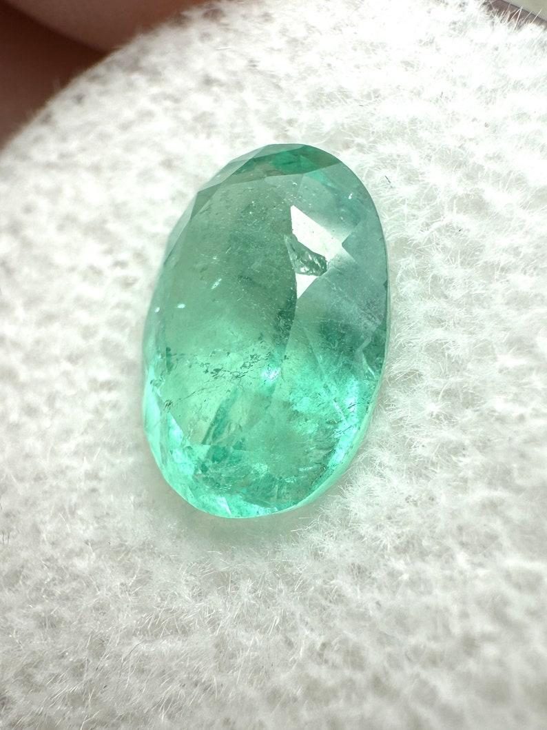 Esmeralda colombiana verde azulada clara de 2,63 quilates - Talla ovalada Birthstone de mayo Corte oval en venta