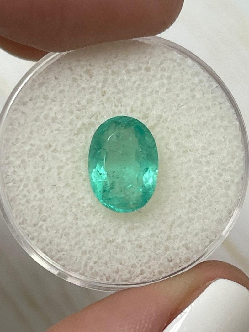 Esmeralda colombiana verde azulada clara de 2,63 quilates - Talla ovalada Birthstone de mayo en Nuevo estado para la venta en Jupiter, FL