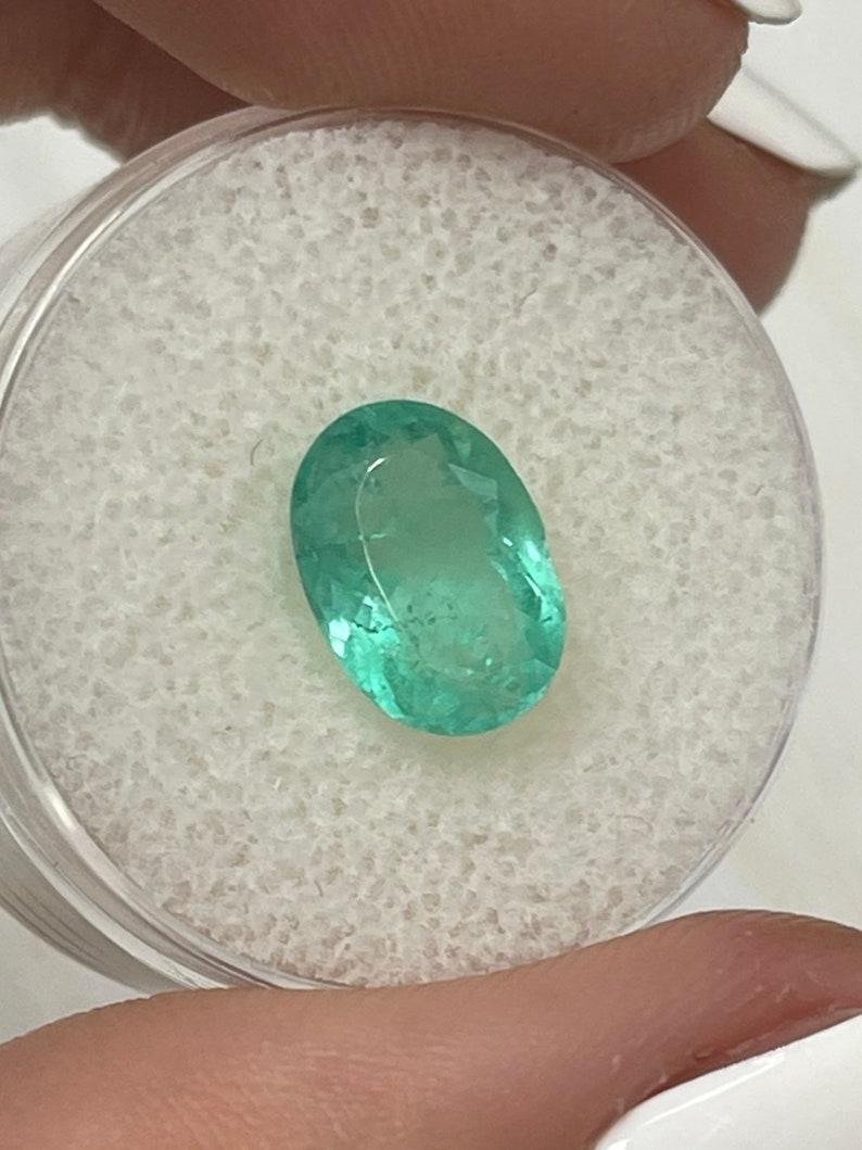 Esmeralda colombiana verde azulada clara de 2,63 quilates - Talla ovalada Birthstone de mayo en venta 1