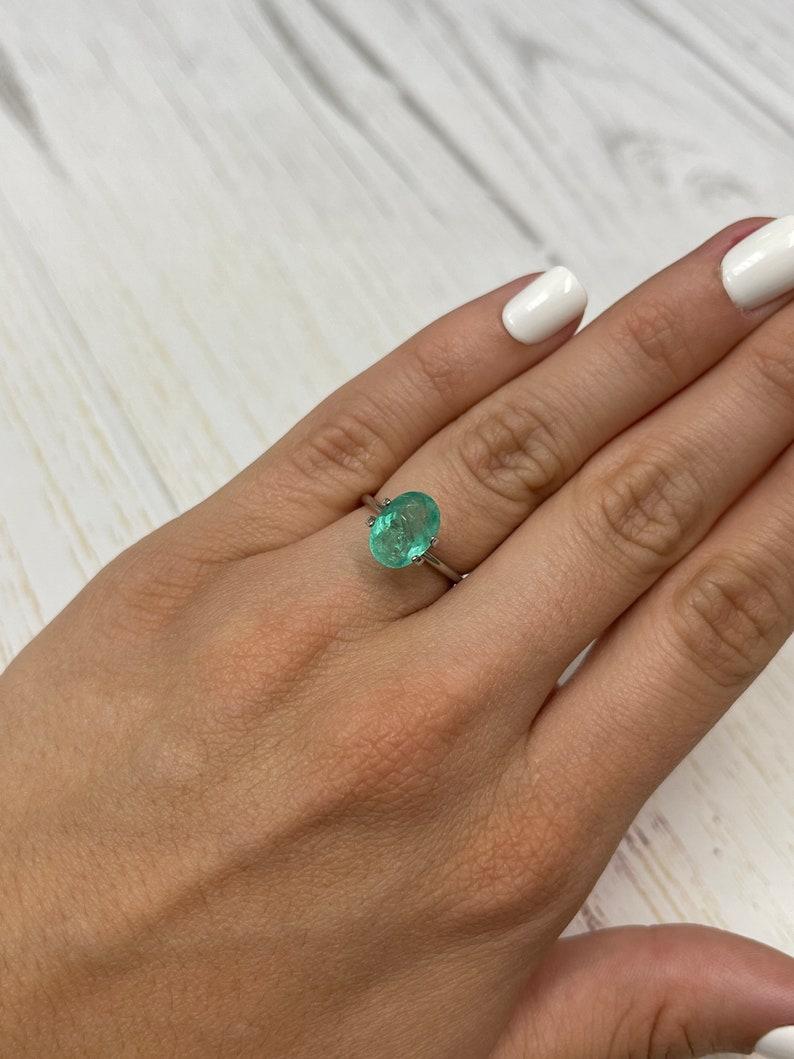 Esmeralda colombiana verde azulada clara de 2,63 quilates - Talla ovalada Birthstone de mayo en venta 3