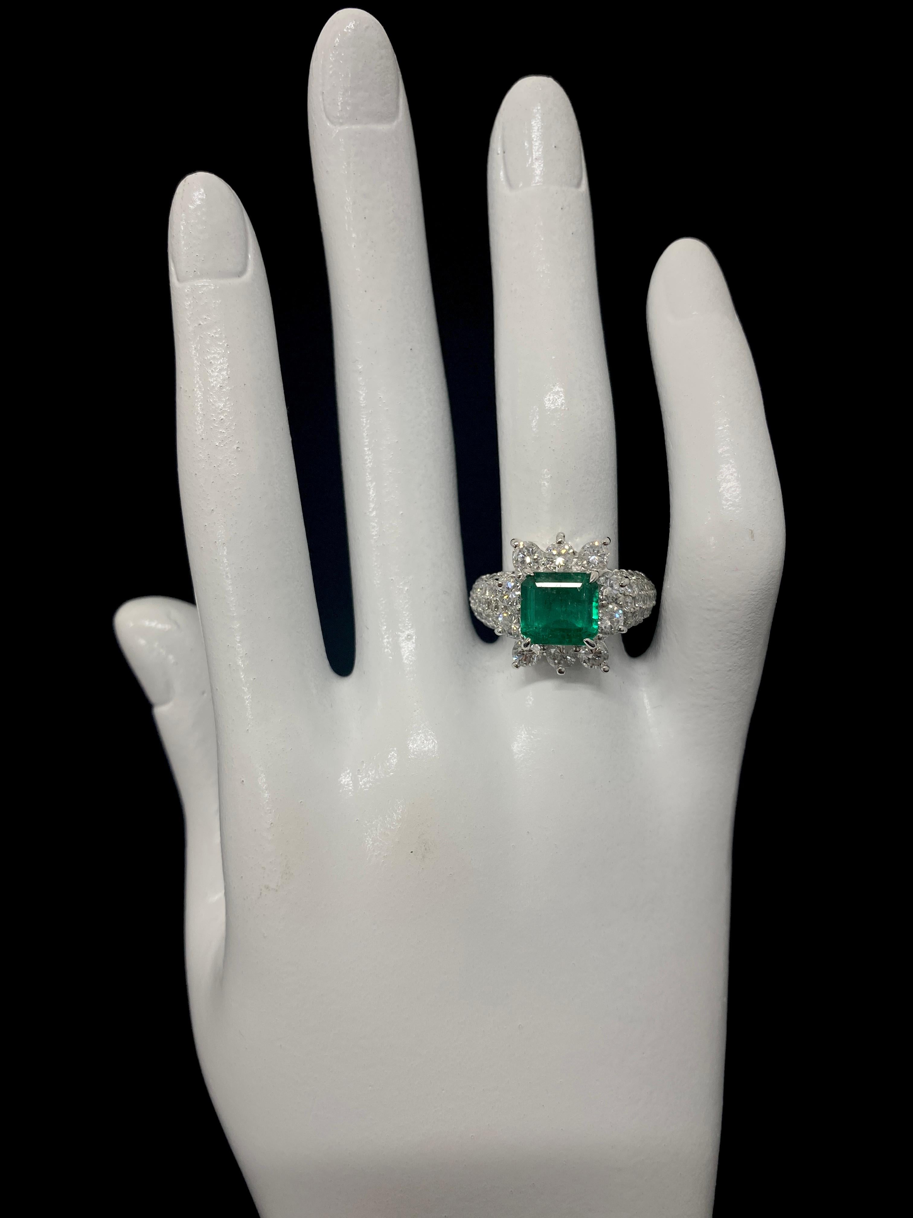 2.63 Carat Natural Emerald and Diamond Cocktail Ring Set in Platinum For Sale 1