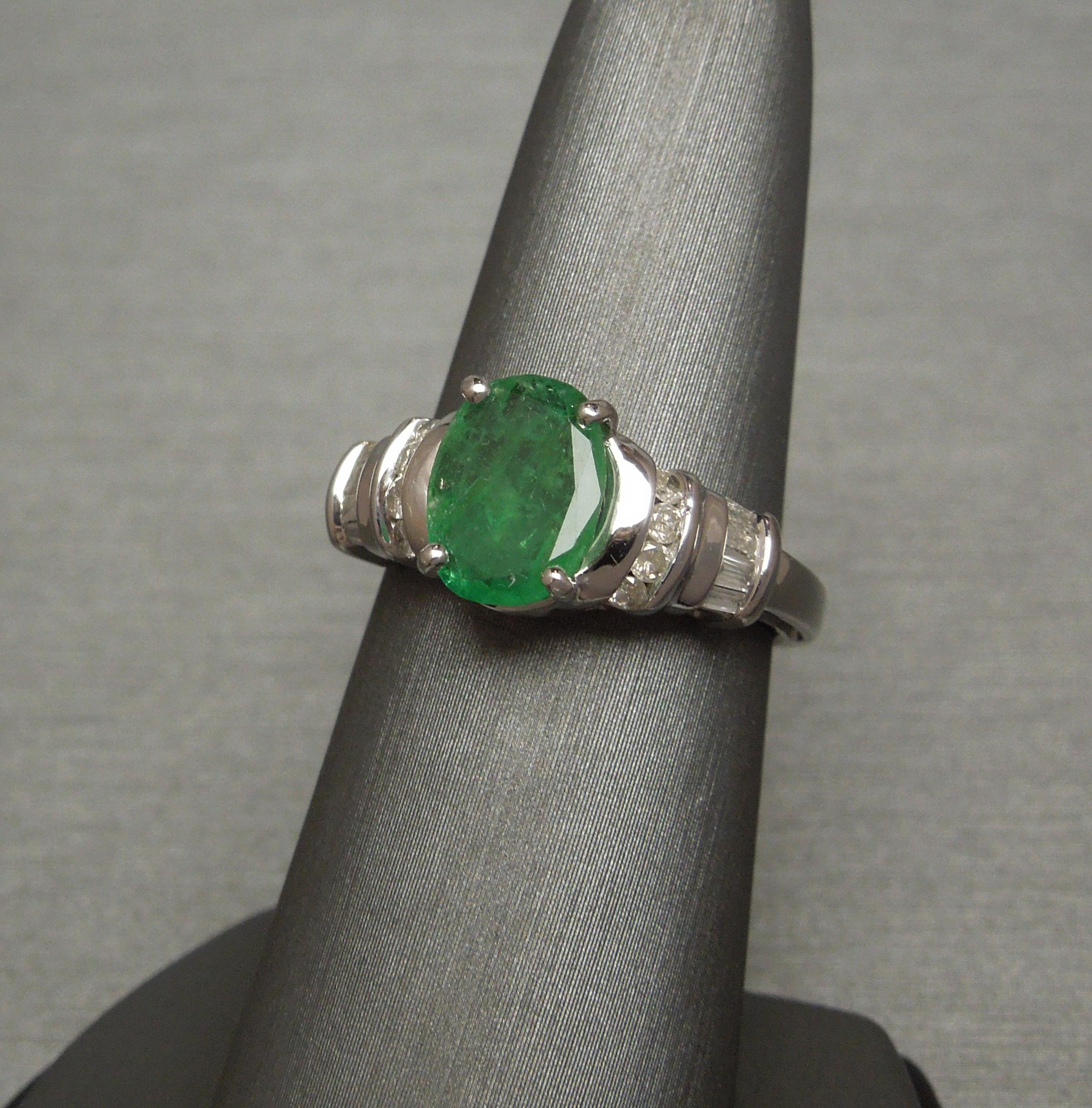 2,63 Karat ovaler Smaragd und Diamant 10 Karat Weißgold Ring (Ovalschliff) im Angebot