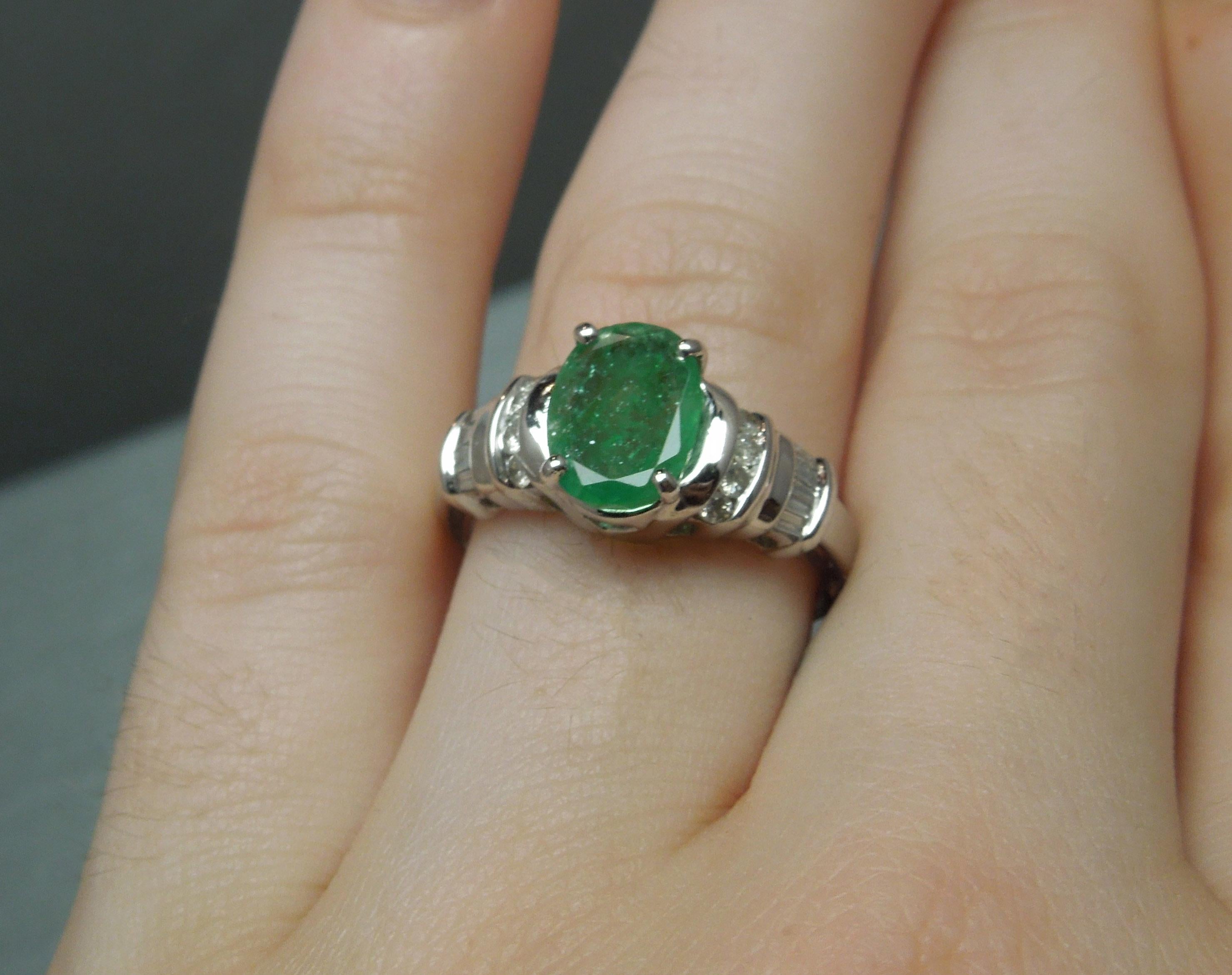 2,63 Karat ovaler Smaragd und Diamant 10 Karat Weißgold Ring im Zustand „Gut“ im Angebot in METAIRIE, LA