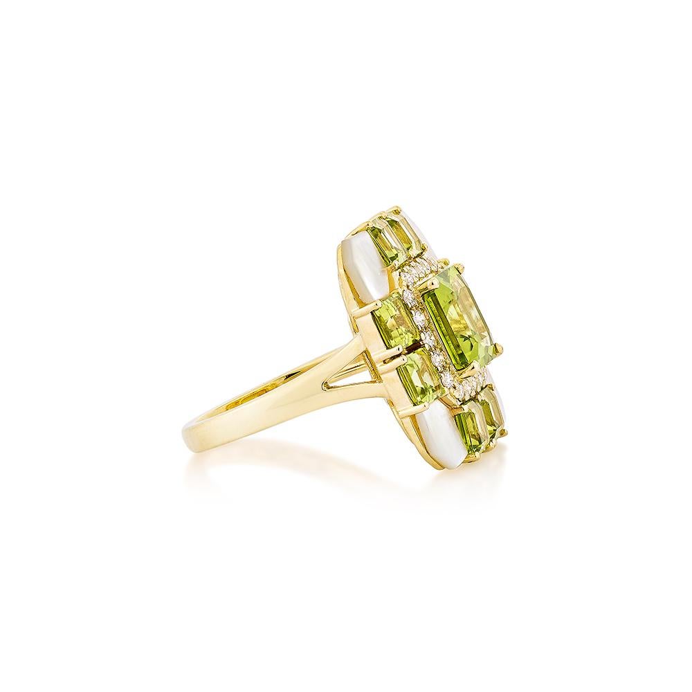 Dieser hübsche grüne Olivia-Rhodolith-Ring ist achteckig! Die Perlmuttperlen, die die vier Ecken des Rings umschließen, tragen zu seiner Schönheit und Eleganz bei. Dieser trendige Ring eignet sich für jede Veranstaltung oder Zusammenkunft. Diese