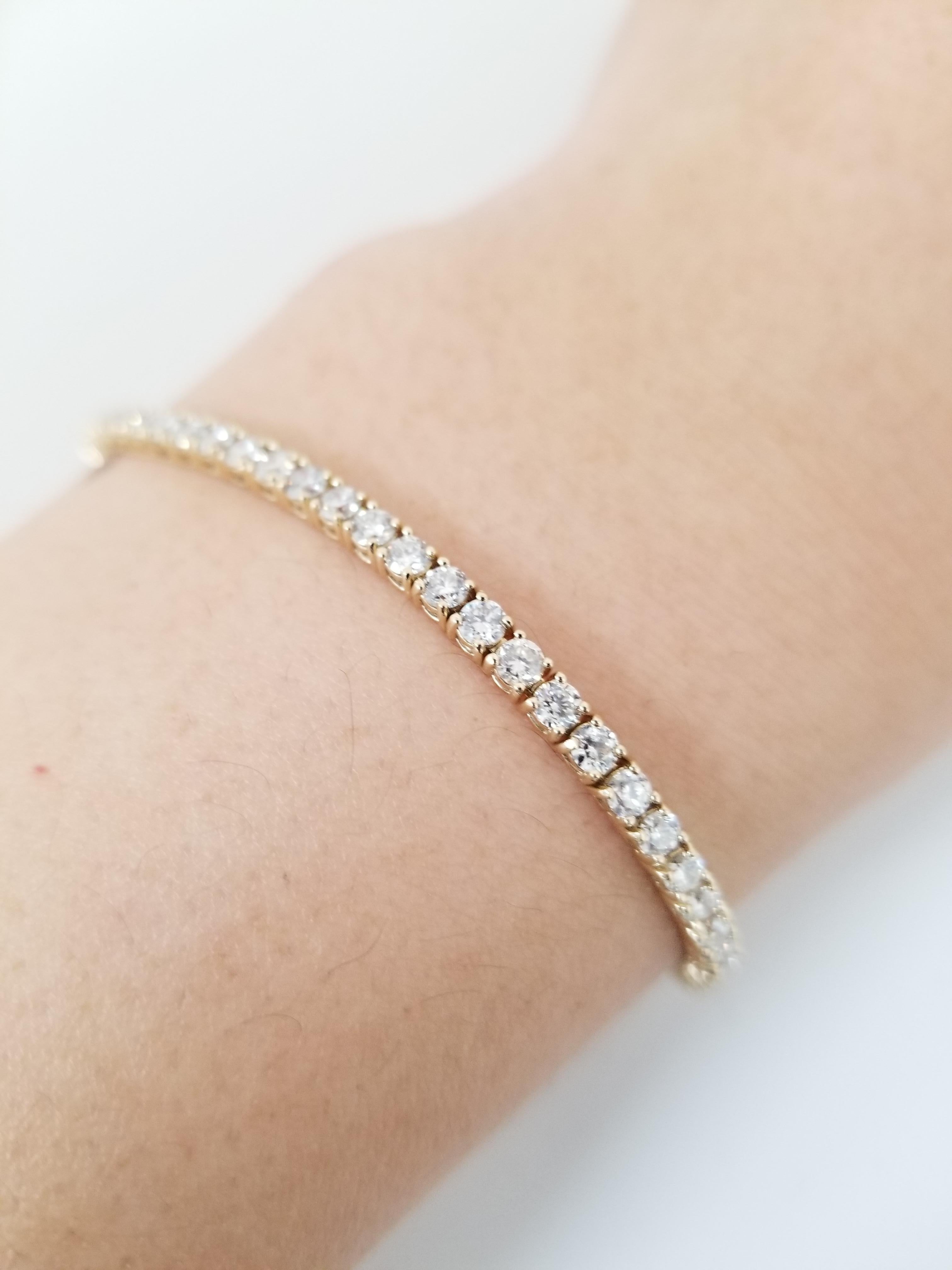 A quality tennis bracelet, round-brilliant cut diamonds. set on 14k yellow gold. each stone is set in a classic four-prong style for maximum light brilliance. 7 inch length.  
Average Color I
Average Clarity VS
2.7 mm wide.