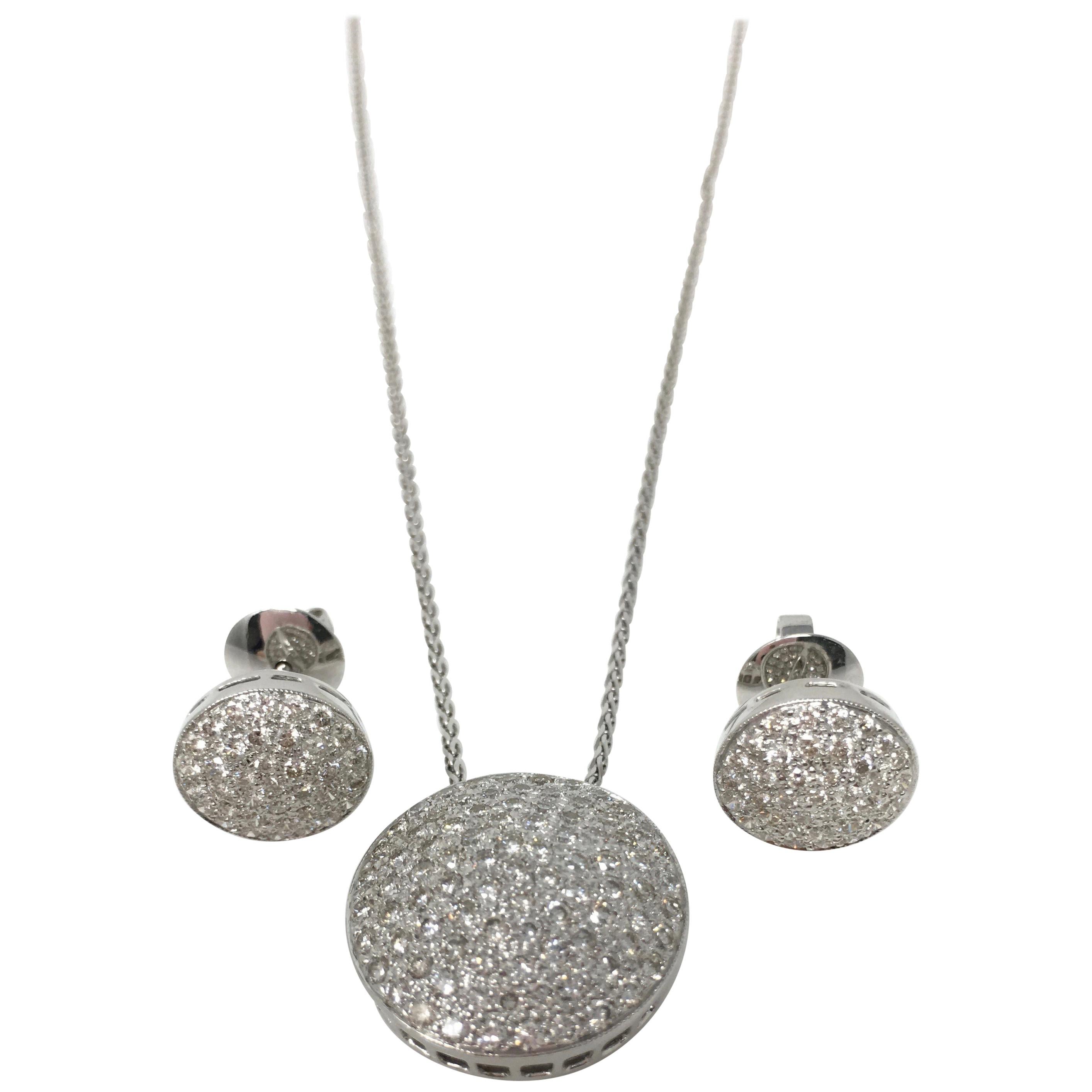 Pendentif en or 18 carats avec diamants blancs ronds brillants de 2,63 carats et boucles d'oreilles assorties.