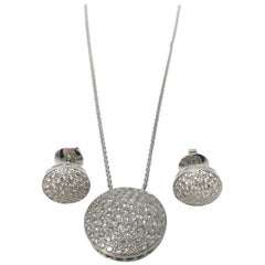 Pendentif en or 18 carats avec diamants blancs ronds brillants de 2,63 carats et boucles d'oreilles assorties.