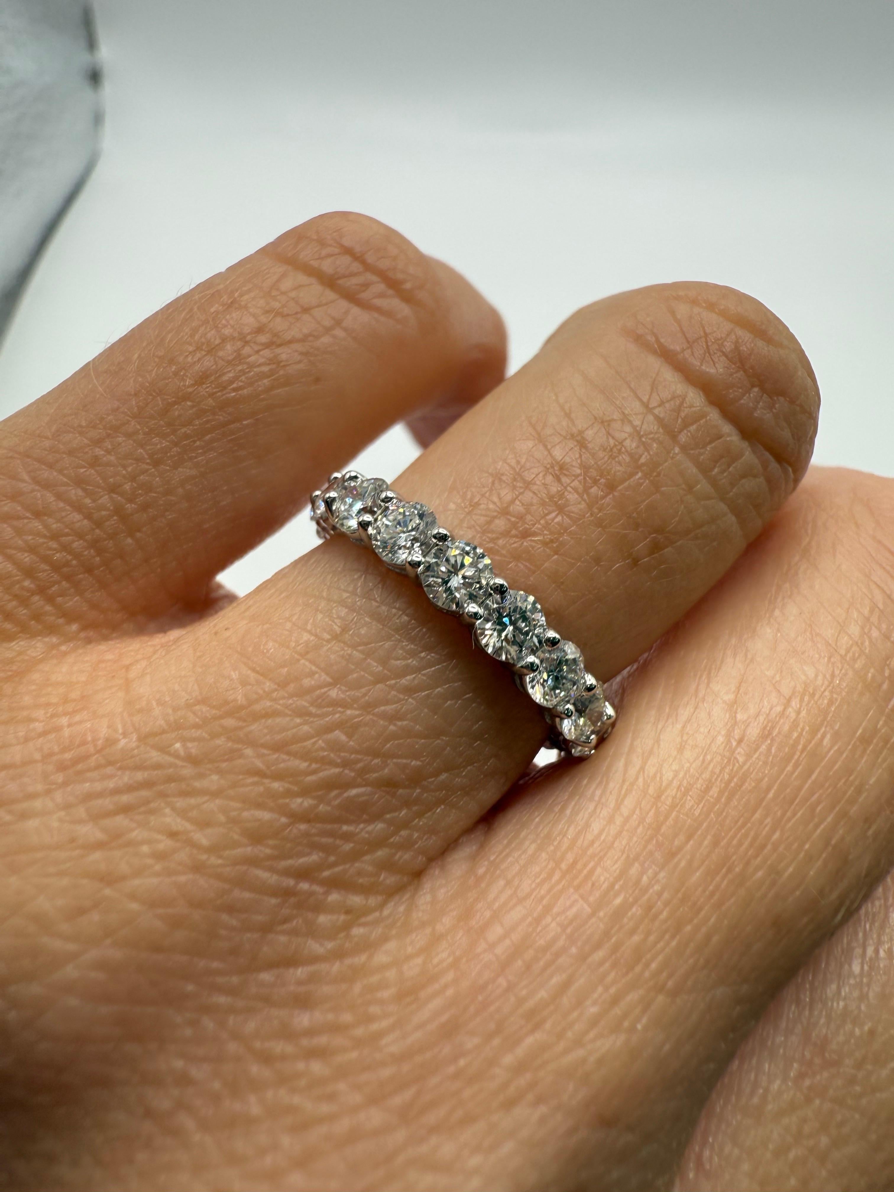 Alliance de style éternel avec 2.63 carats de diamants VS clarity F color en or 18KT.
La taille est 6 et peut être adaptée à d'autres tailles.

**Tous les articles quittent nos locaux avec un certificat au nom de l'acheteur, politique de