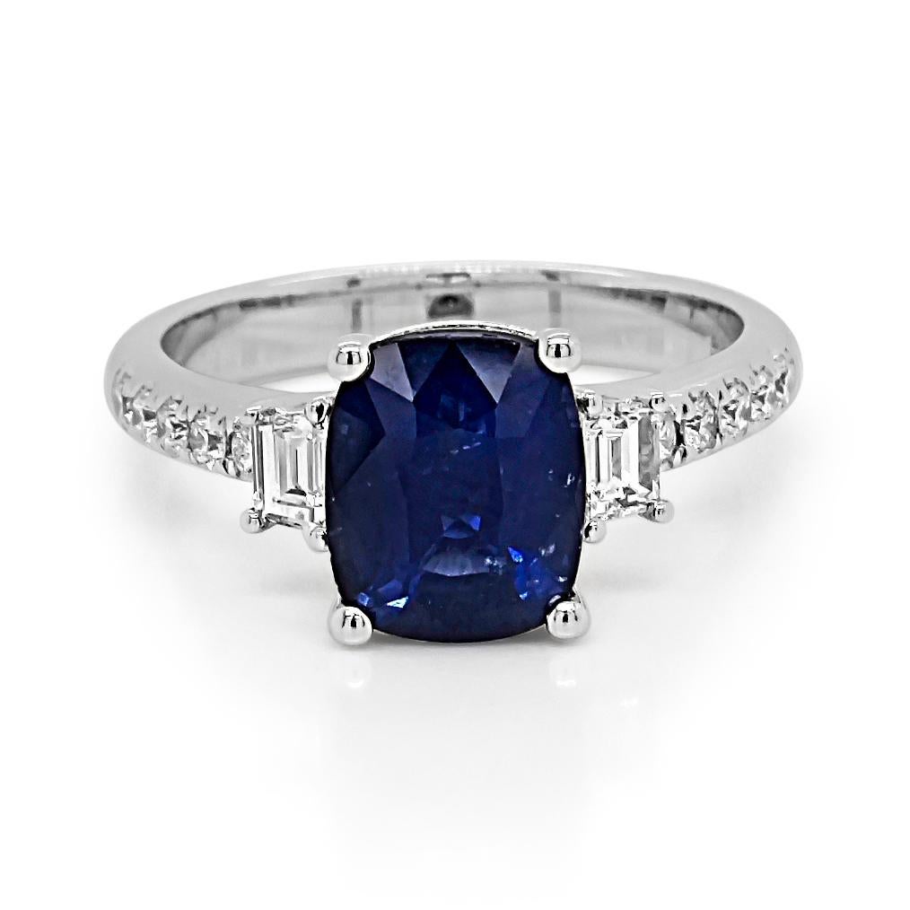 Women's or Men's 2.63 Carats Sapphire and White Diamond White Gold Ring For Sale