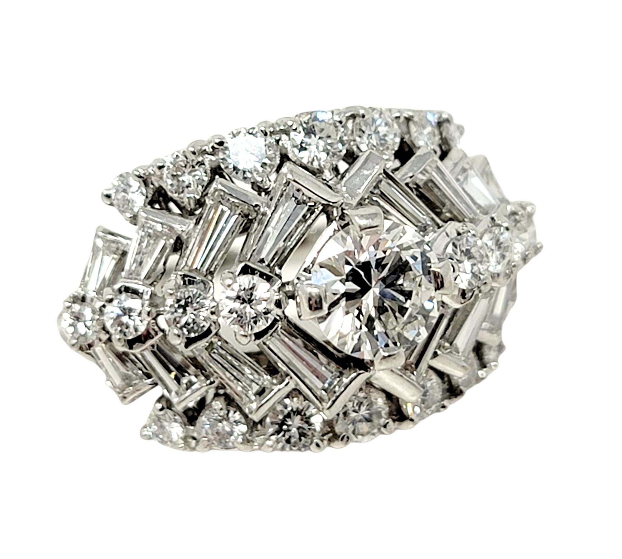 Contemporain 2,63 carats au total  Bague à anneau en platine à dôme à chevrons en diamants ronds et baguettes en vente