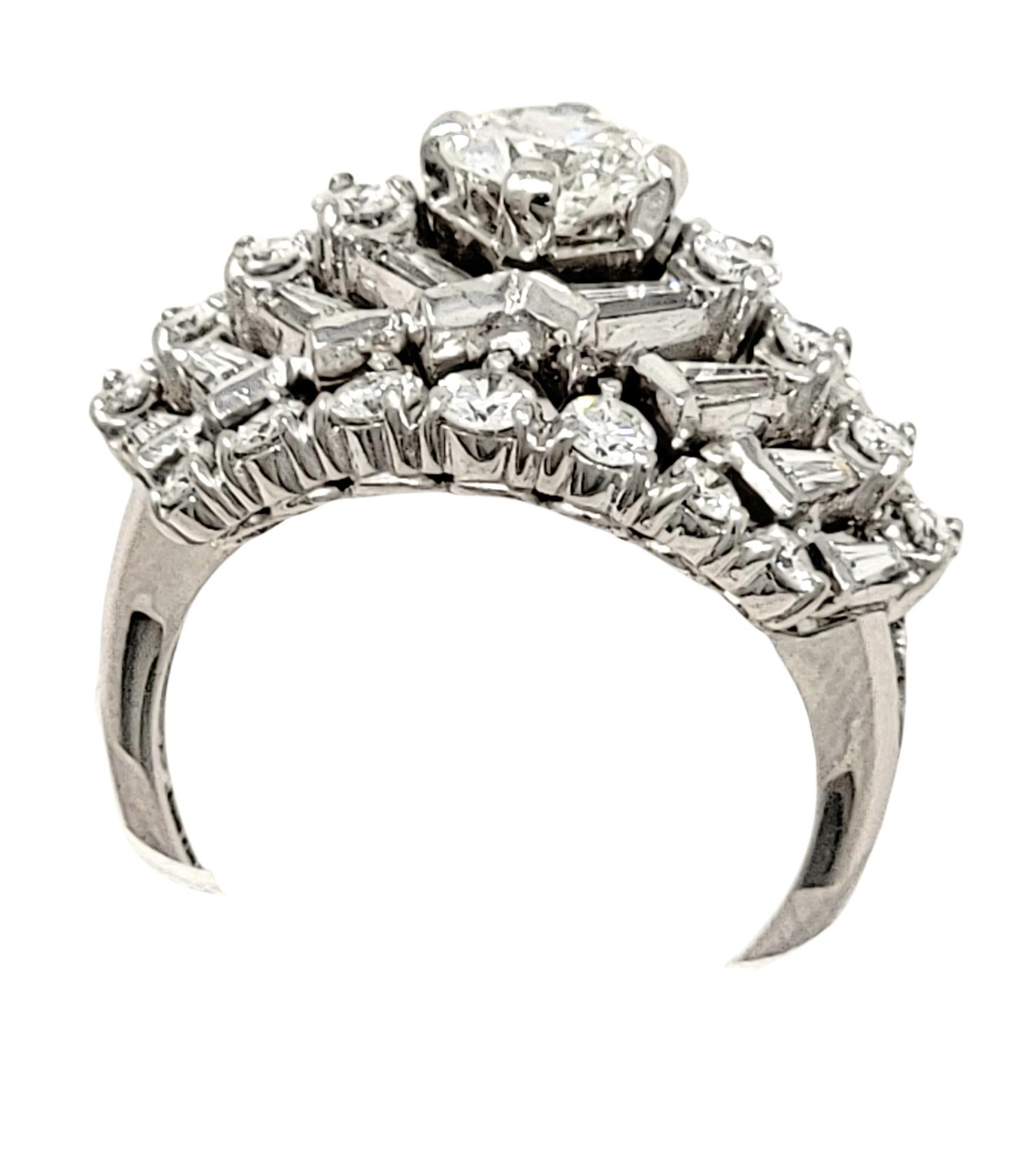 Taille ronde 2,63 carats au total  Bague à anneau en platine à dôme à chevrons en diamants ronds et baguettes en vente