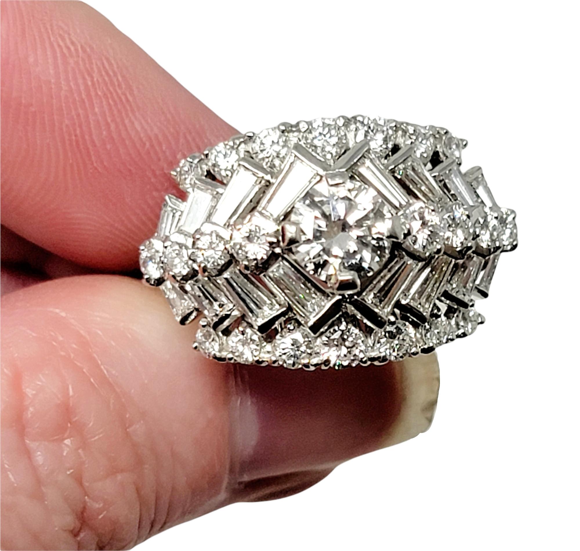 2,63 carats au total  Bague à anneau en platine à dôme à chevrons en diamants ronds et baguettes Pour femmes en vente