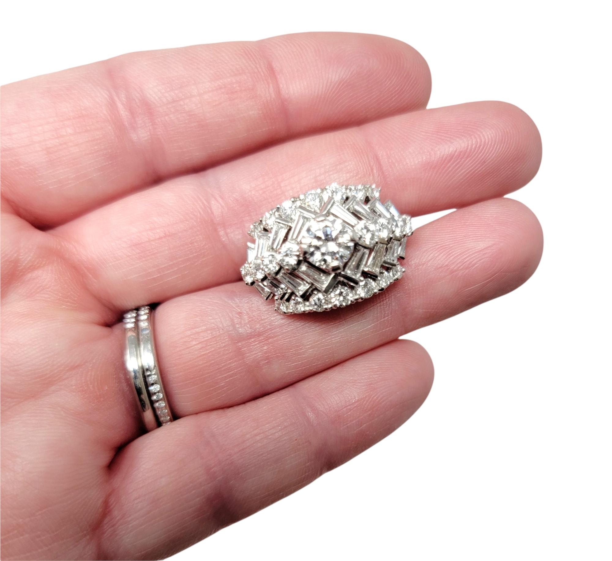 2,63 carats au total  Bague à anneau en platine à dôme à chevrons en diamants ronds et baguettes en vente 1