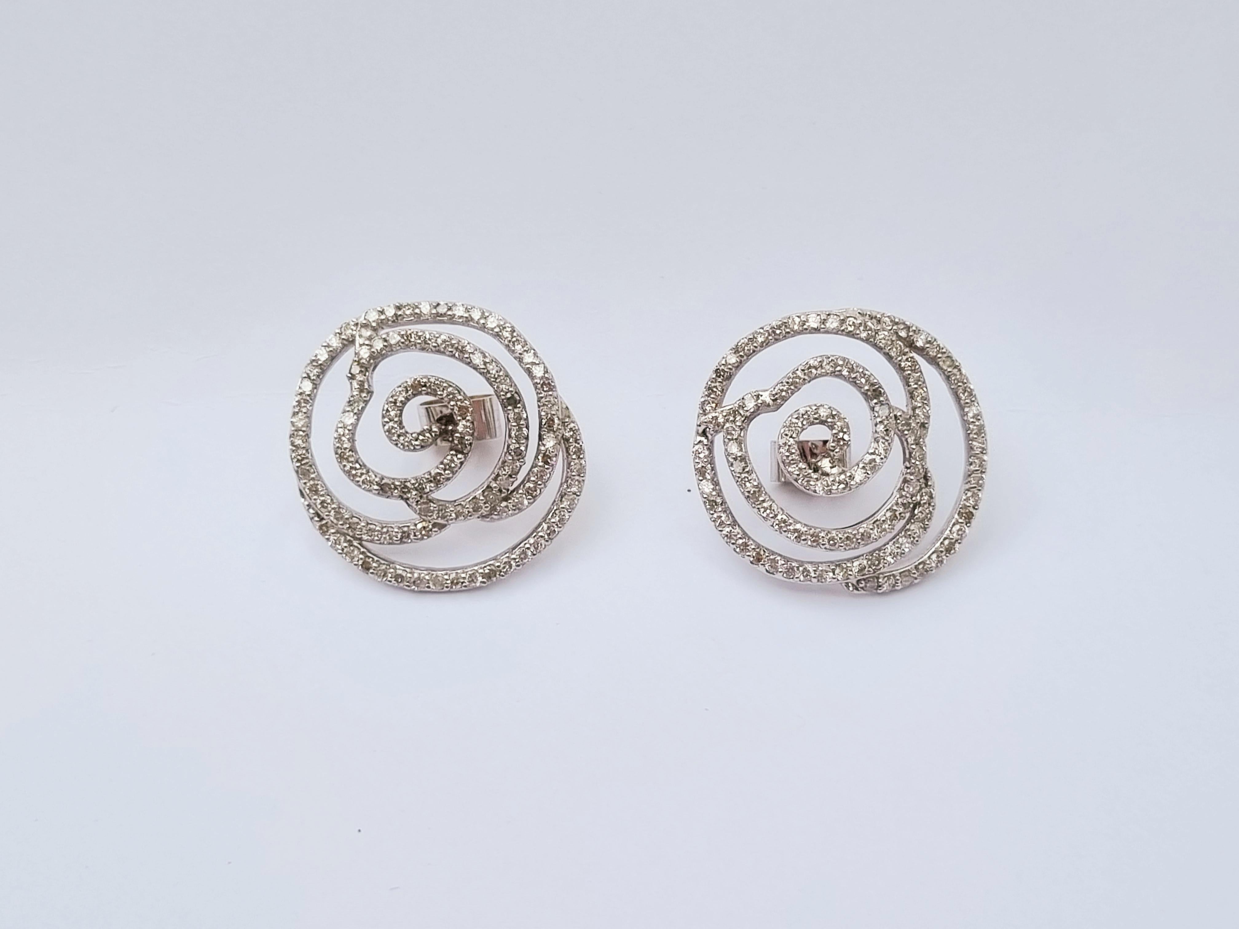 A gorgeous pair of 2,63 ct pave diamond earrings inspired by white roses. Elegant and modern, they are extremely easy to wear with both day or night outfits and for all type of occasions. 

Diameter: 2.5 cm
total weight: 8,6 gr
Material: 18k solid