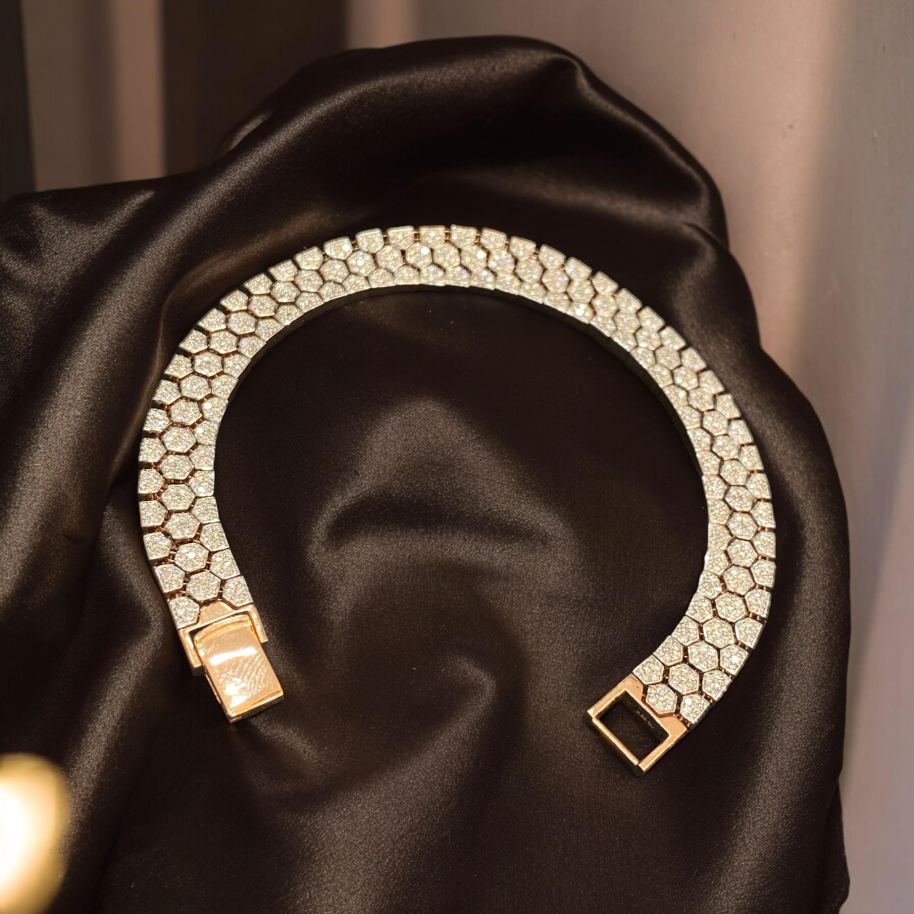 Ce bracelet incarne le glamour sous sa forme la plus heureuse. Offrez-vous ce superbe bracelet de tennis pour homme, orné de diamants naturels ronds de taille brillant de 2,63 ct sertis dans de l'or rose 14K, conçu pour vous faire sourire et