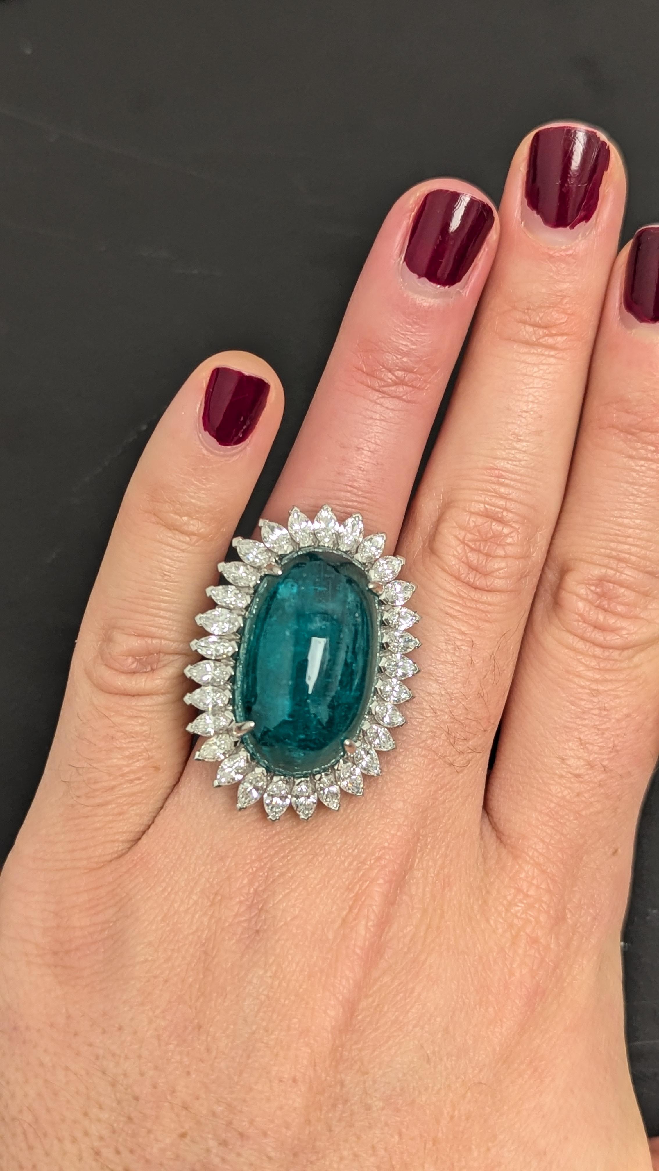 Statement-Ring aus Platin mit 26,30 Karat Cabochon-Smaragd und Marquise-Diamant im Angebot 1