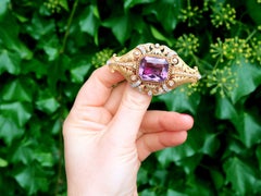 Broche en or jaune avec améthyste de 26,32 carats, diamants de 1,02 carat et perles naturelles