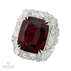 Bague avec spinelle rouge de Tanzanie (26,33 ct) non traité thermiquement et diamants  Spectre