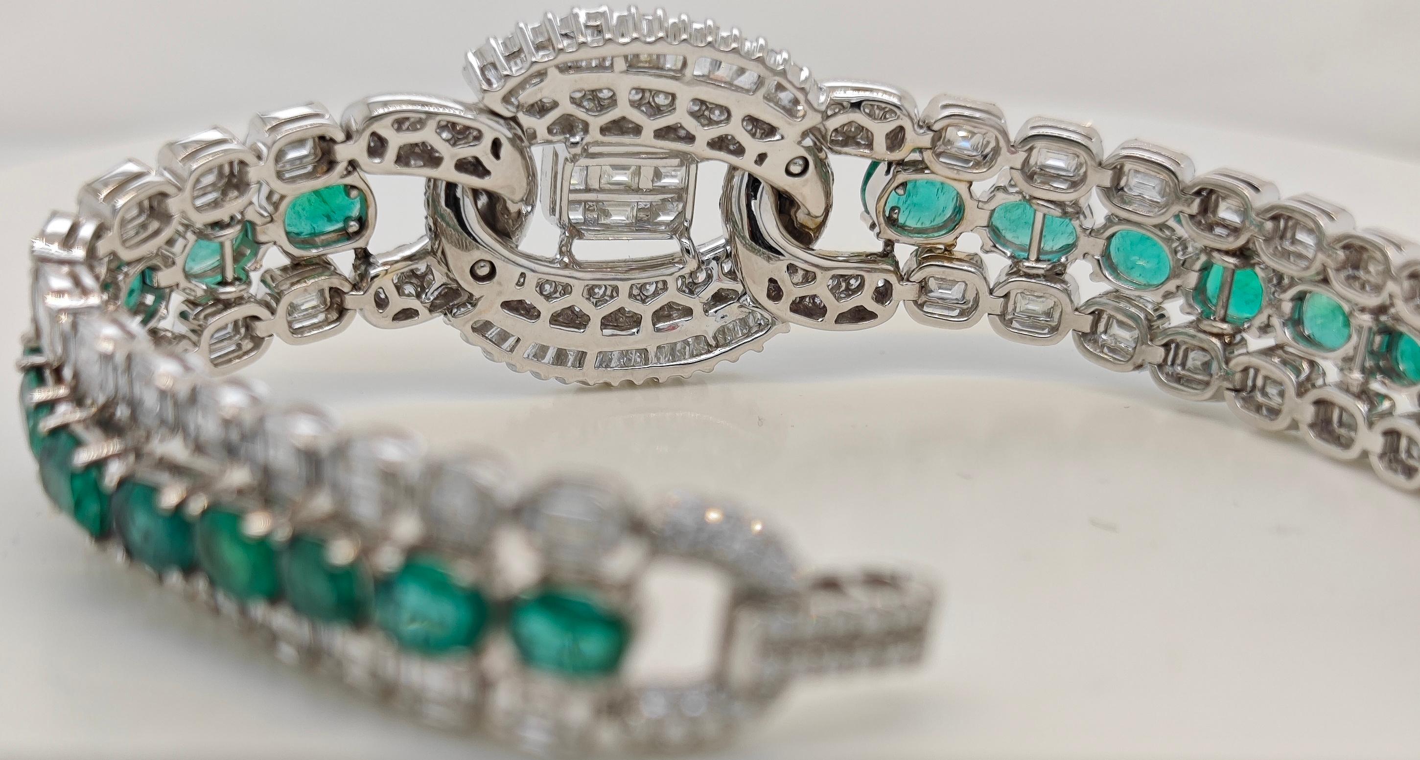 26.34 Carats Emerald and White Diamond White Gold Bracelet In New Condition For Sale In New York, NY