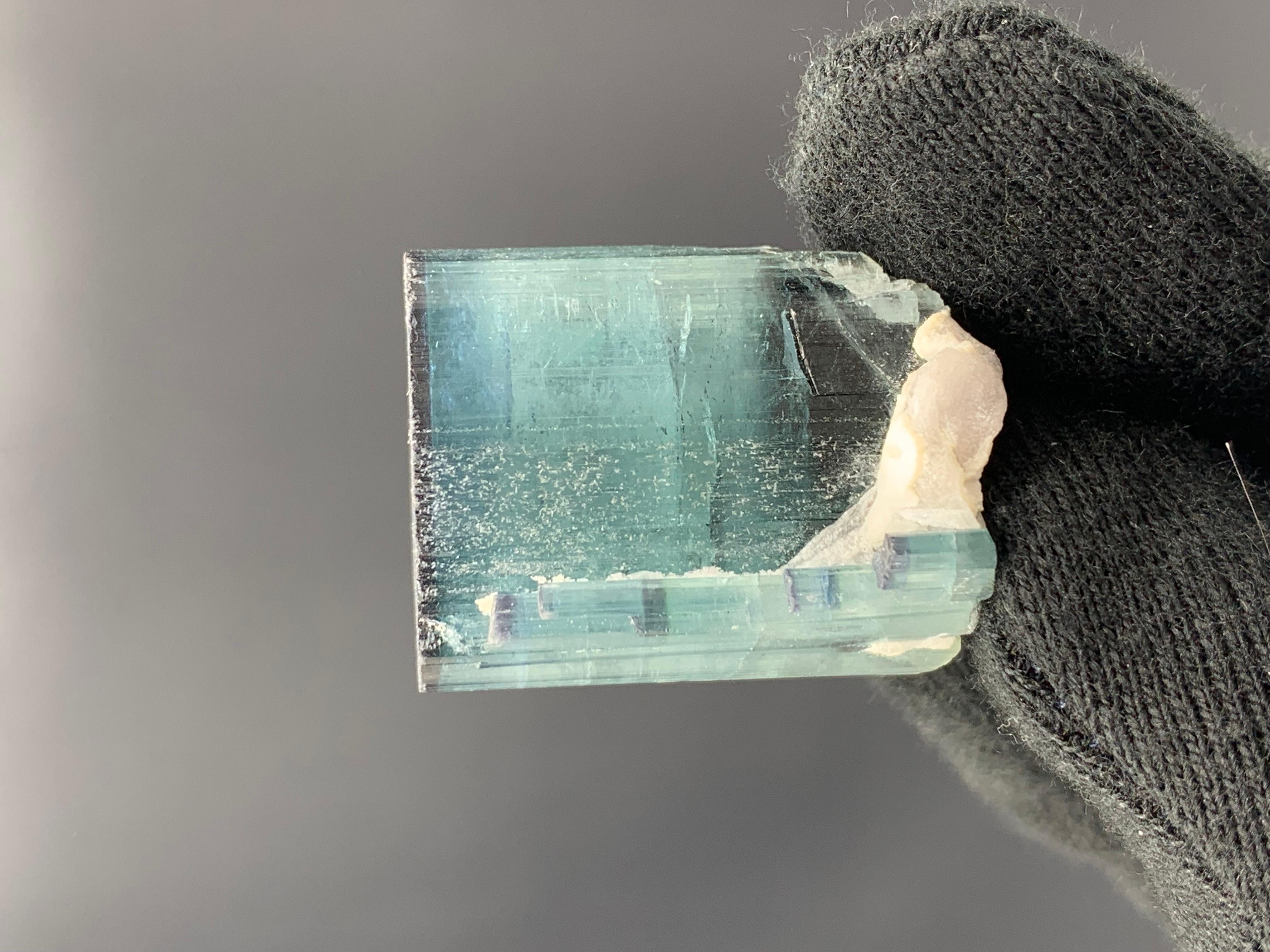 26,37 Gramm Hübsche Schwarzkappen-Turmalin-Probe aus Kunar, Afghanistan  (Bergkristall) im Angebot