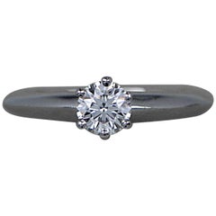 22108 Anello di fidanzamento Tiffany & Co. in platino con diamante rotondo da 0,45 ct, G VS1, misura 5,5