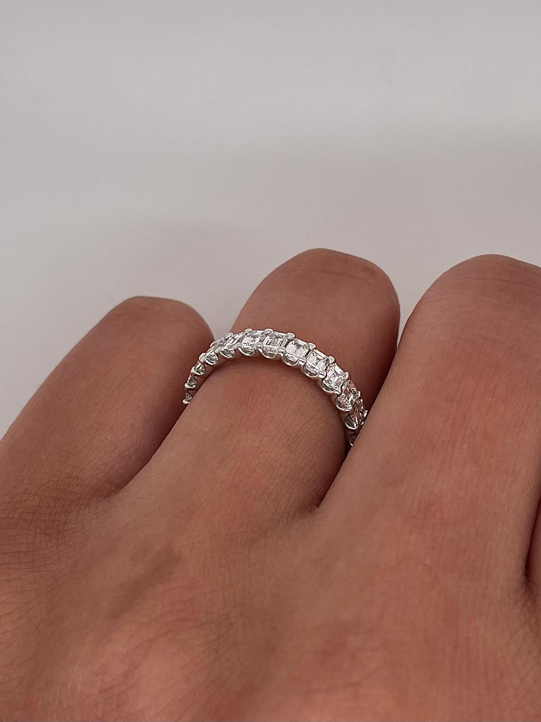 2,63 Gesamtkarat Shared Prong Diamant Ewigkeitsring aus Platin im Zustand „Neu“ im Angebot in New York, NY