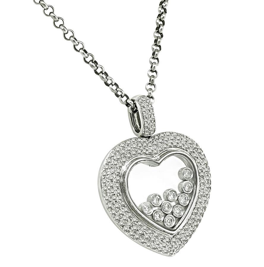 Questa è un'elegante collana con ciondolo a forma di cuore felice in oro bianco 14k. Il pendente è incastonato con scintillanti diamanti a taglio rotondo del peso di circa 2.63ct. Il colore di questi diamanti è H. H. I con purezza VS2. Il ciondolo