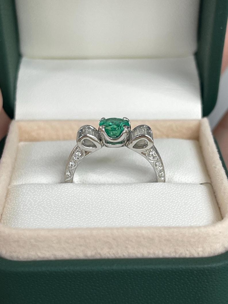 2.63tcw 18K Round Colombian Emerald & Diamond Ring - Vivid Green Bow Setting For Sale 4