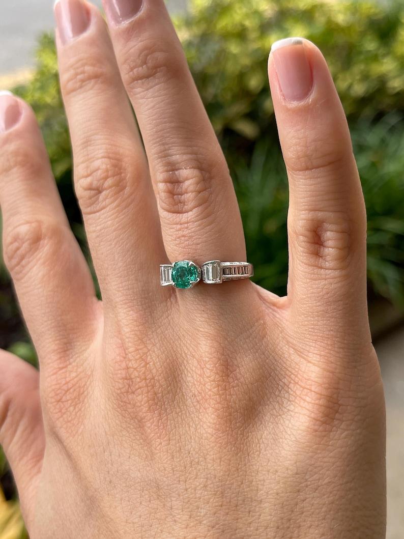 2.63tcw 18K Round Colombian Emerald & Diamond Ring - Vivid Green Bow Setting In New Condition For Sale In Jupiter, FL