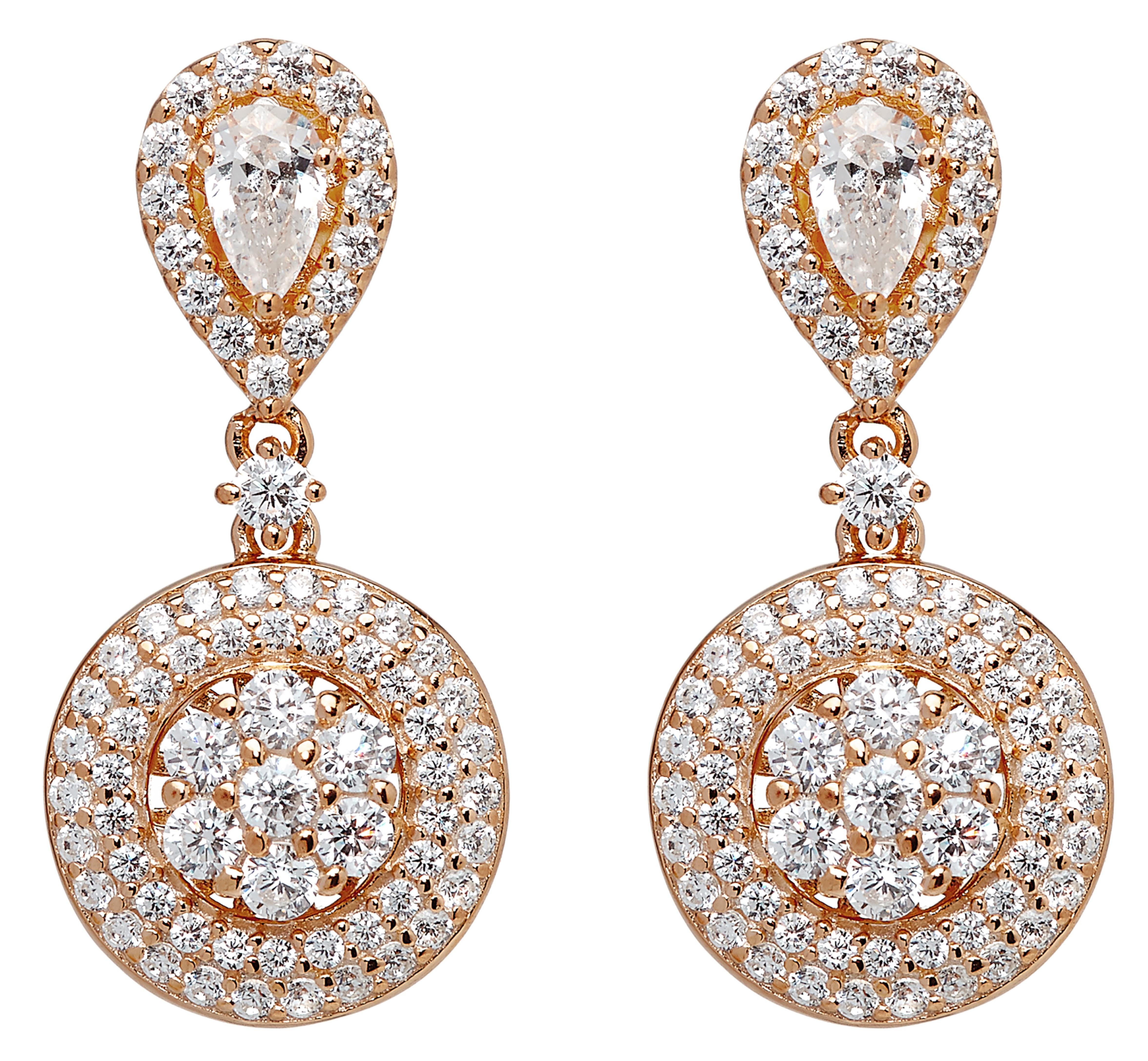 Une paire de boucles d'oreilles pendantes complexes et accrocheuses, serties en pavé, de notre collection de mariés. Doté de 2,64 carats de zirconia cubique brillant rond et éblouissant sans défaut, accentué par une forme de poire sertie en halo sur