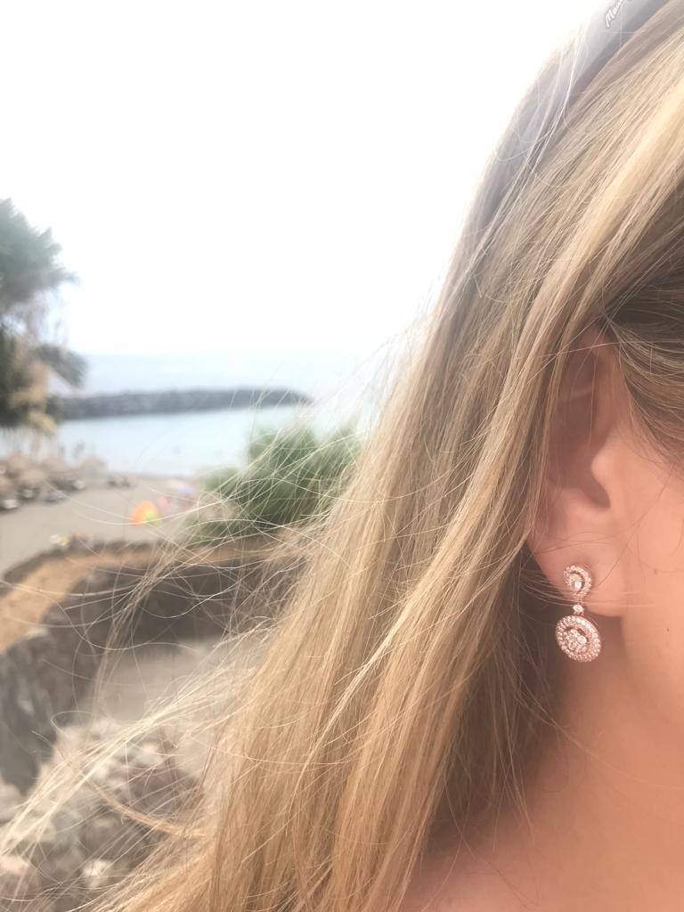 Art déco Boucles d'oreilles pendantes Sophia Halo en or rose 14 carats avec zirconia cubique de 2,64 carats en vente