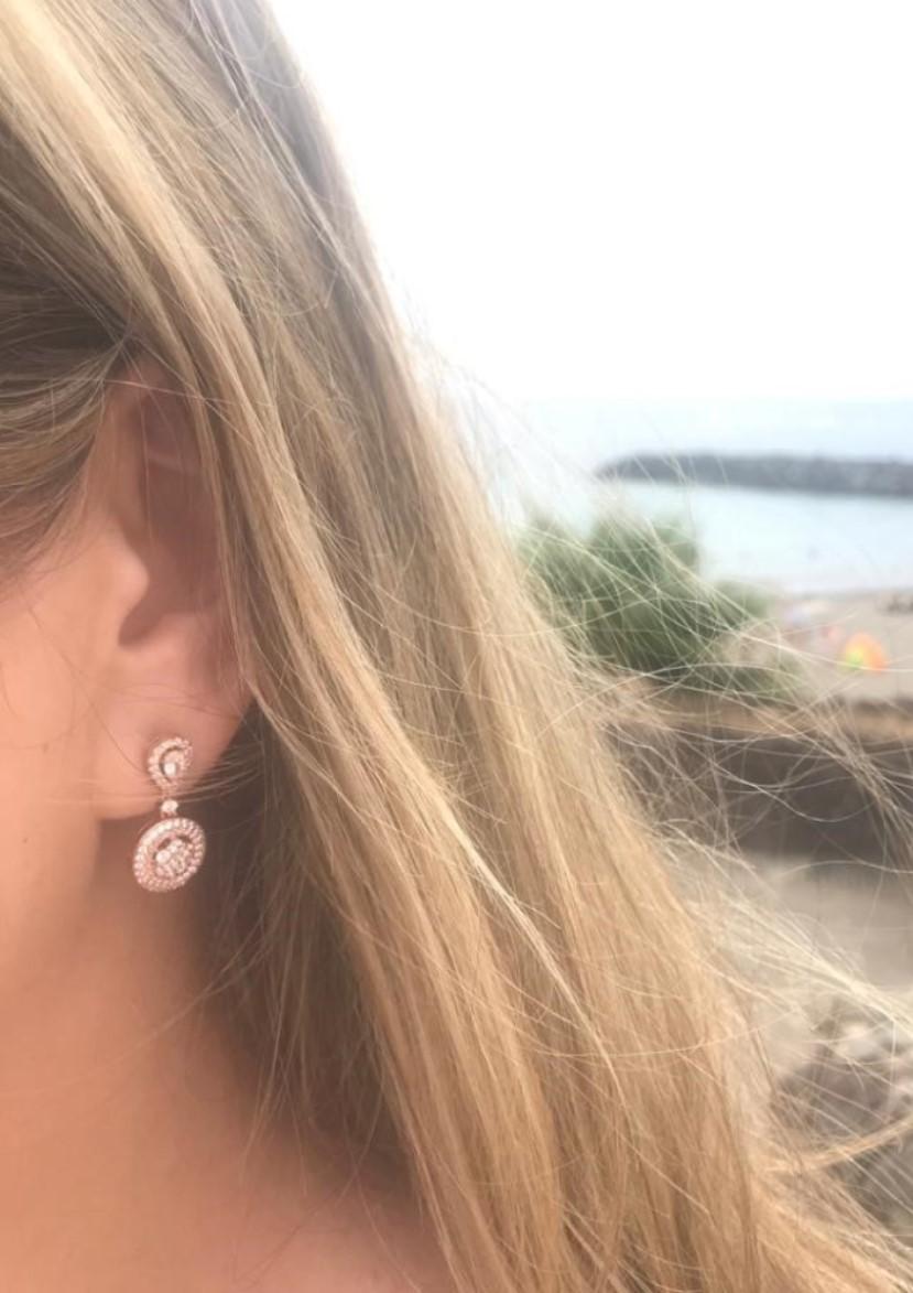 Boucles d'oreilles pendantes Sophia Halo en or rose 14 carats avec zirconia cubique de 2,64 carats Neuf - En vente à London, GB