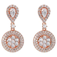 Boucles d'oreilles pendantes Sophia Halo en or rose 14 carats avec zirconia cubique de 2,64 carats