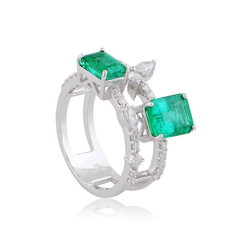 For Sale:  2.64 Carat Emerald Diamond 18 Karat Gold Ring 3