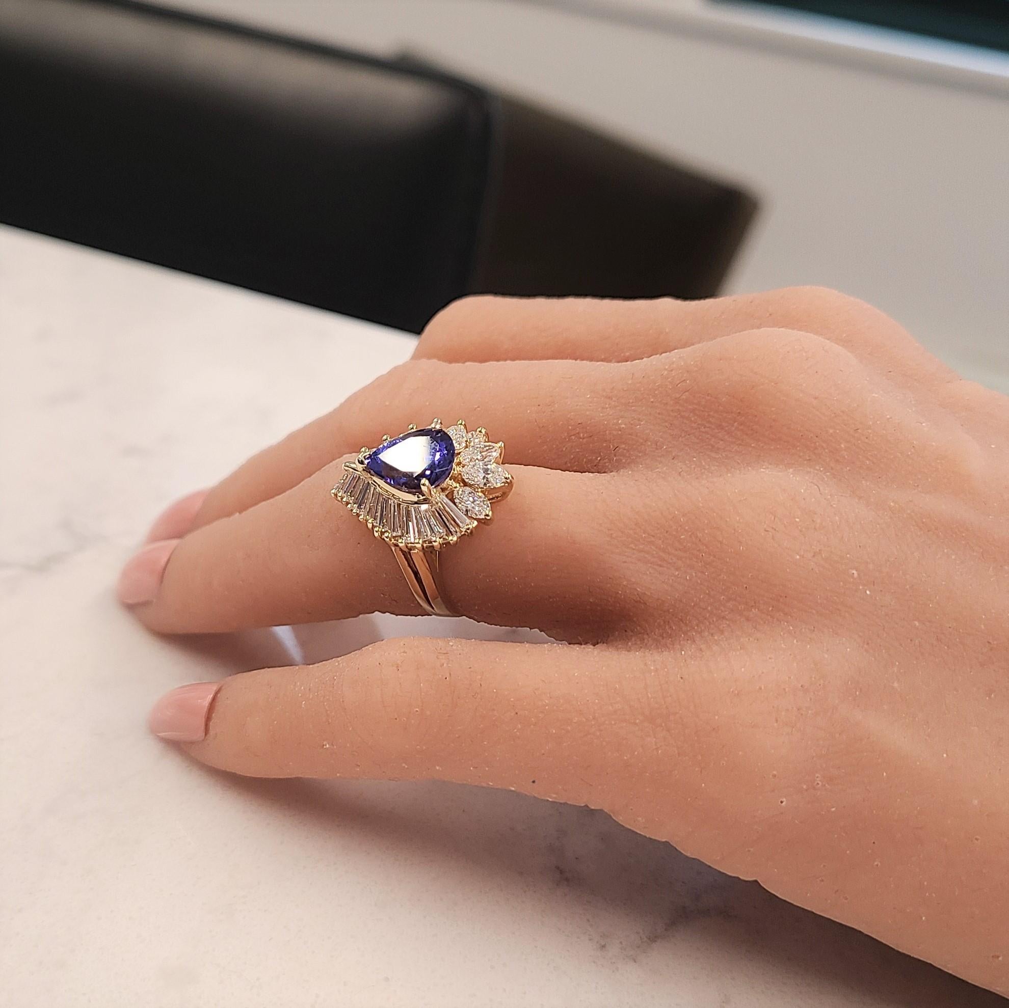 Der Tansanit ist ein so einzigartiger Edelstein, der für seine auffällige Farbe und sein Prestige bekannt ist. Diese hell poliert 14k Gelbgold Cocktail Jahrestag Ring verfügt über birnenförmige Tansanit, dass eine atemberaubende bläulich-violett und