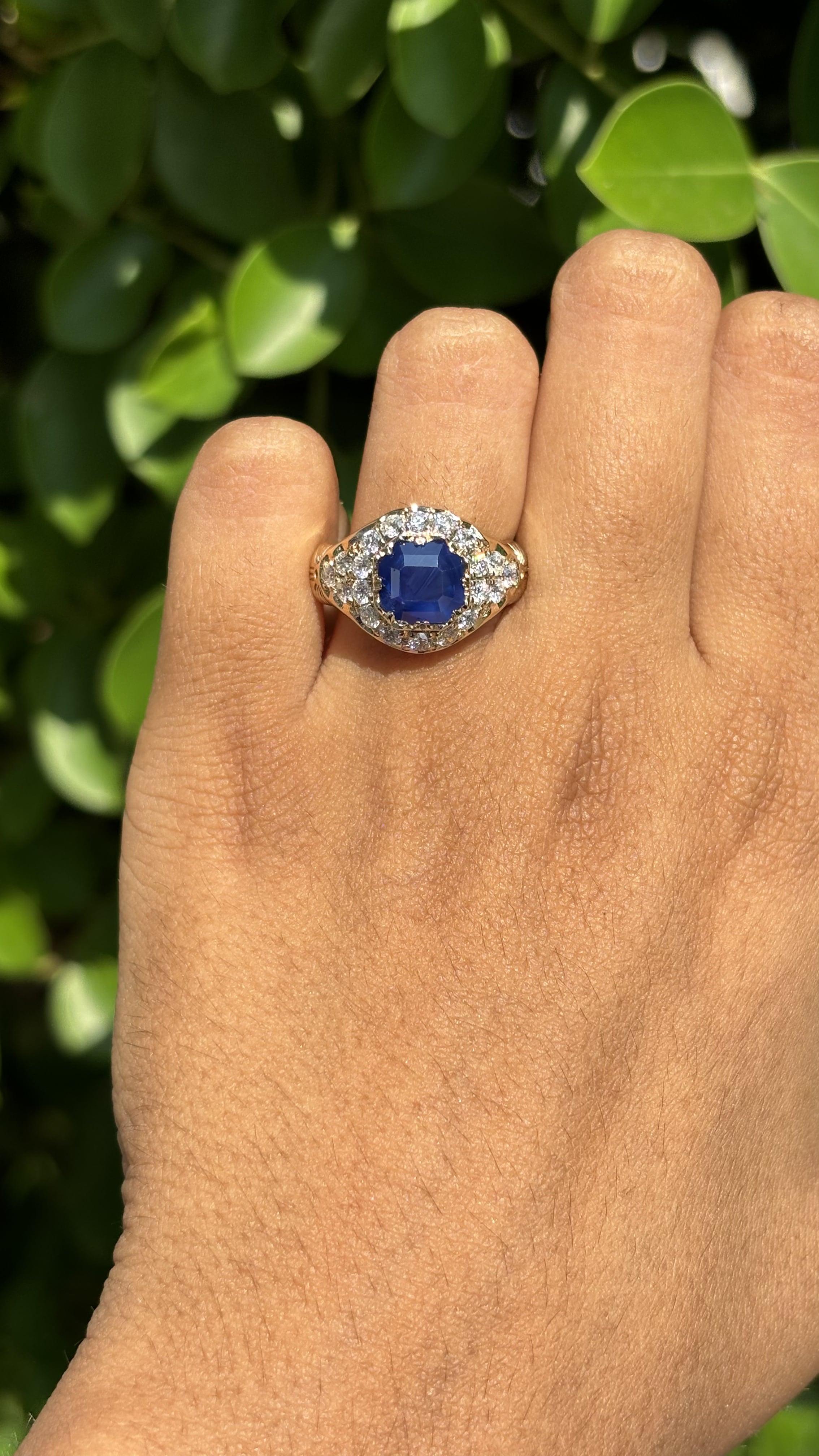   2.64 Carat Royal Blue Sapphire Ring with Old Mine Cut Diamonds in 18K Gold In New Condition In Bangkok, TH