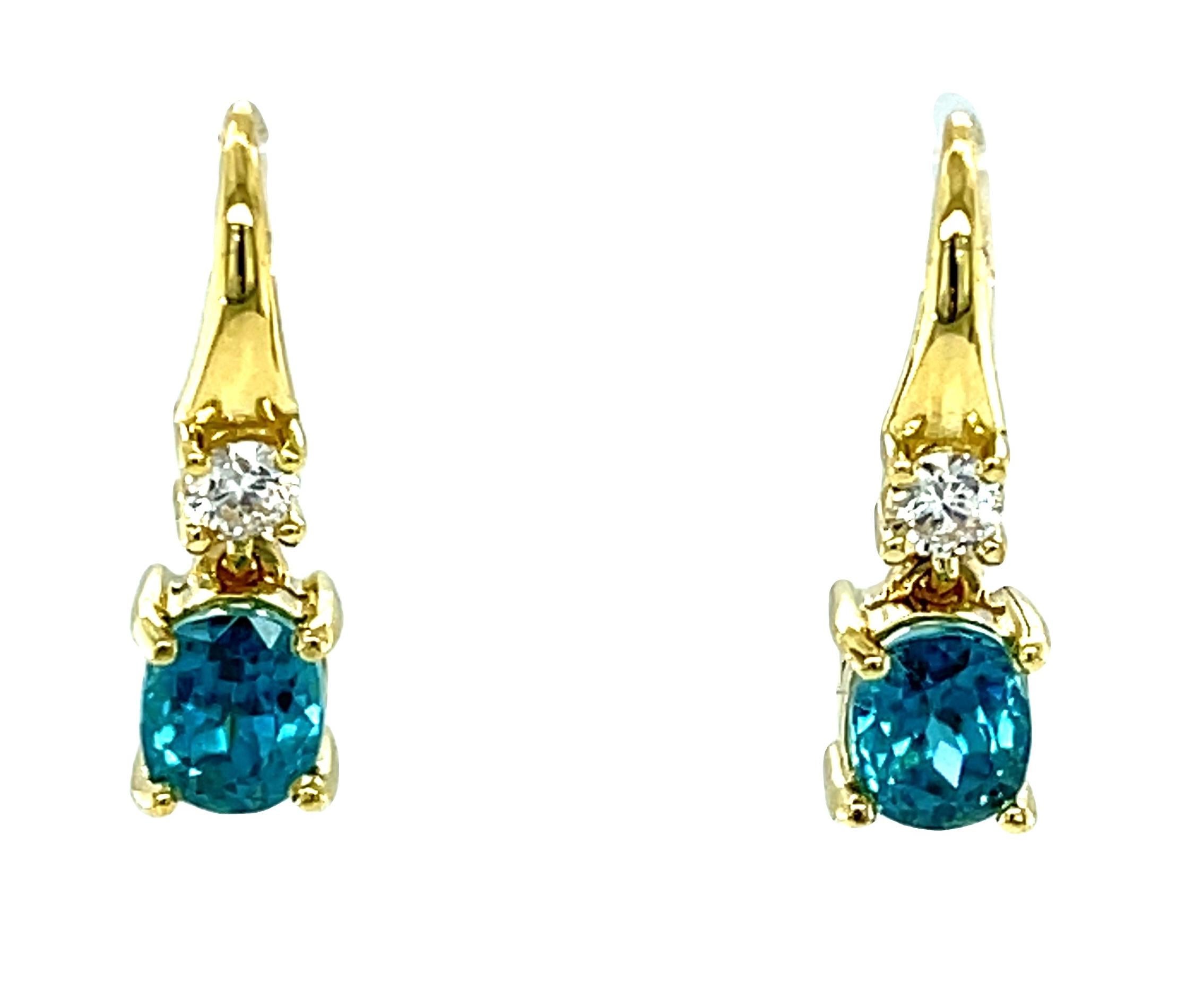Taglio ovale Orecchini pendenti in oro giallo con zircone blu ovale e diamante da 2,64 carati totali in vendita