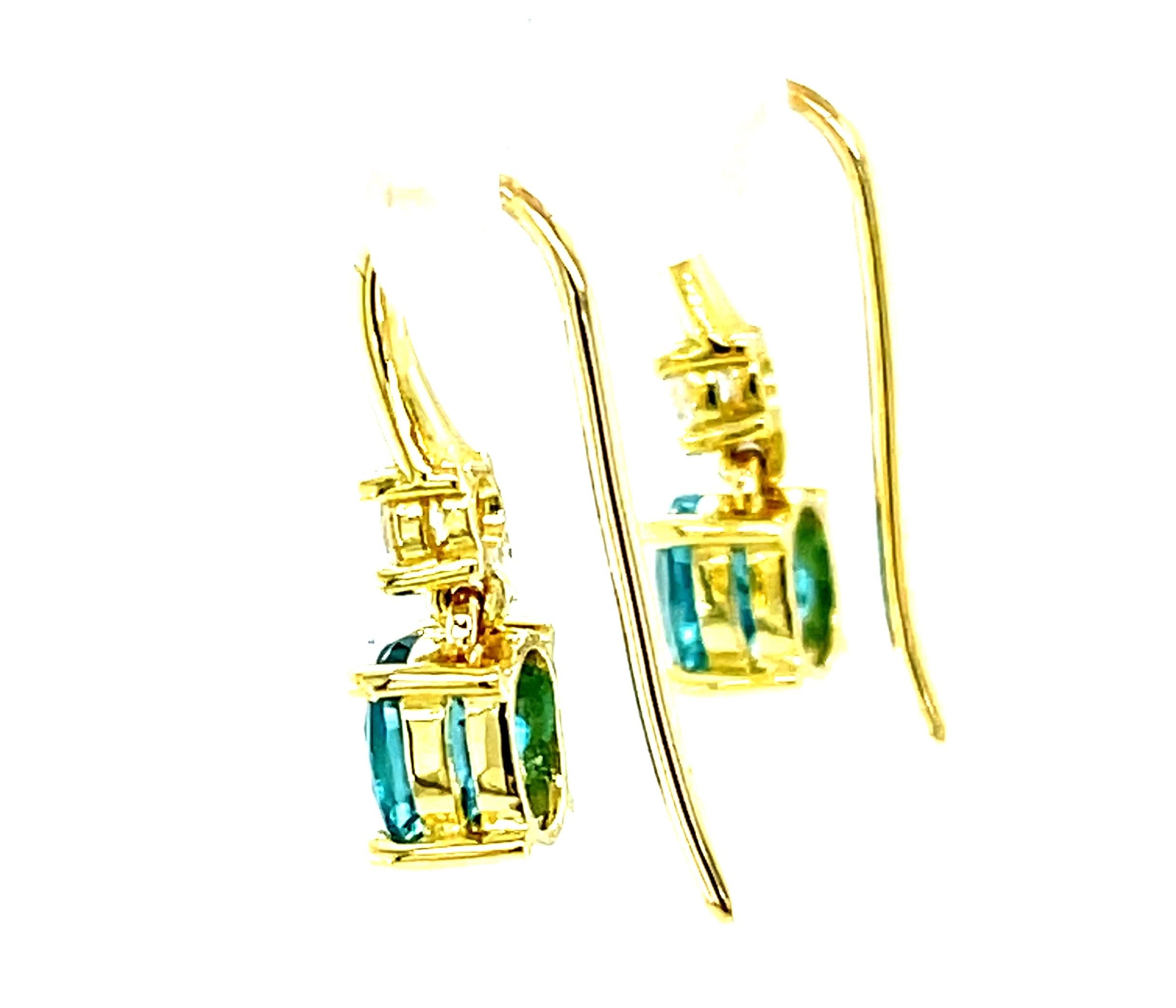 da uomo o donna Orecchini pendenti in oro giallo con zircone blu ovale e diamante da 2,64 carati totali in vendita
