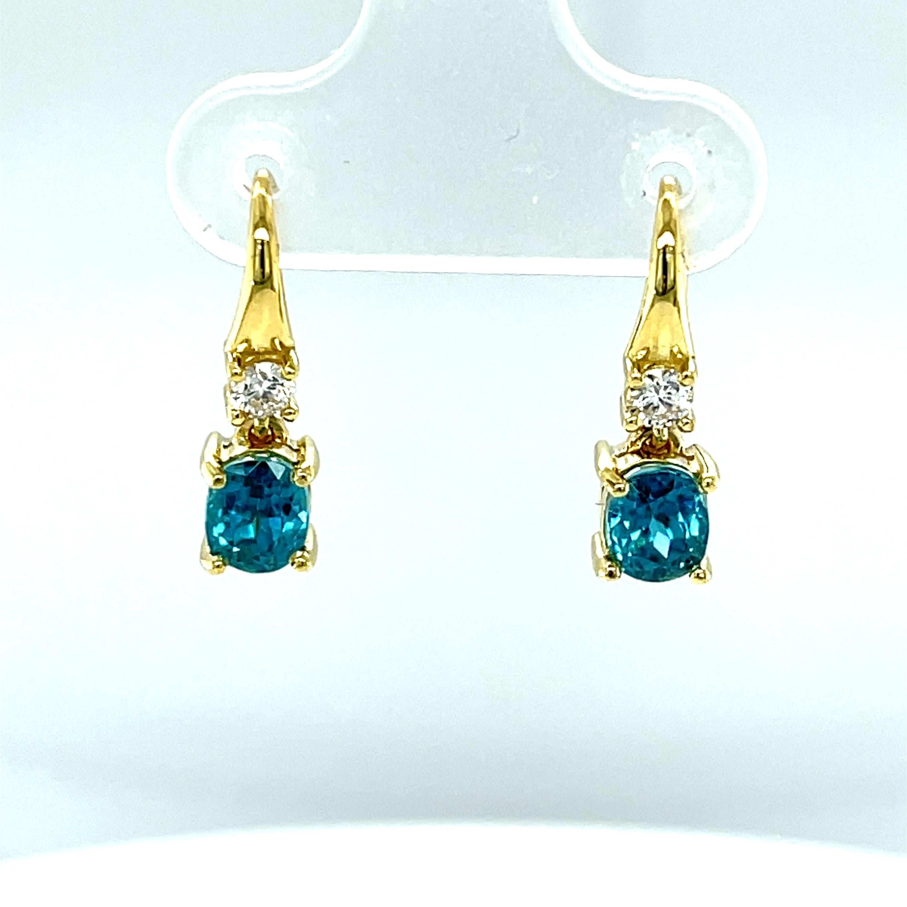Orecchini pendenti in oro giallo con zircone blu ovale e diamante da 2,64 carati totali in vendita 3