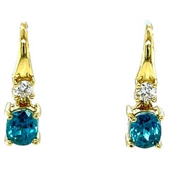 Boucles d'oreilles pendantes en or jaune avec zircon bleu ovale de 2,64 carats et diamant 