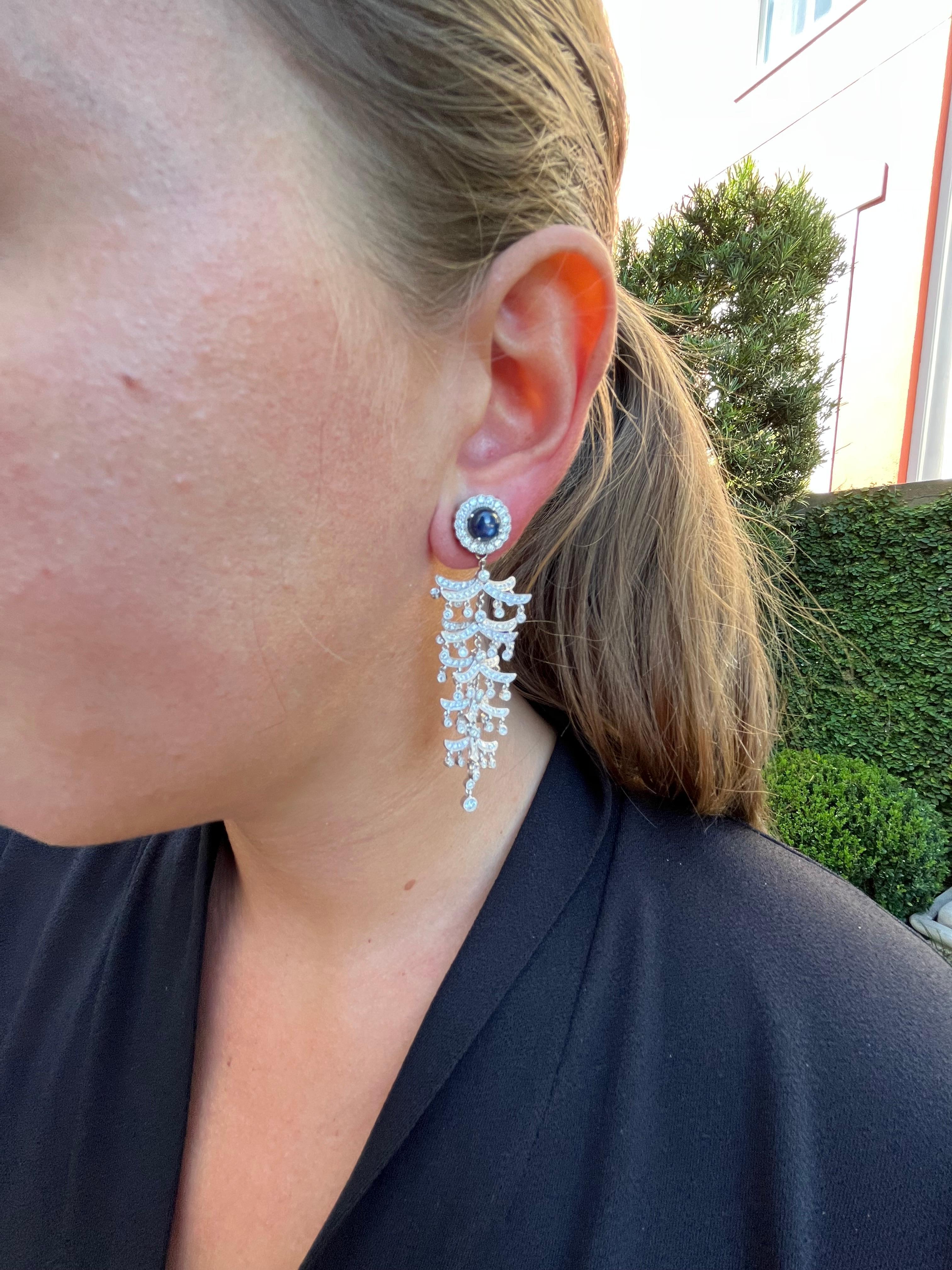 Moderno Orecchini a pagoda con zaffiro da 2,64 carati e diamante da 2,0 carati in oro bianco da 18 carati in vendita