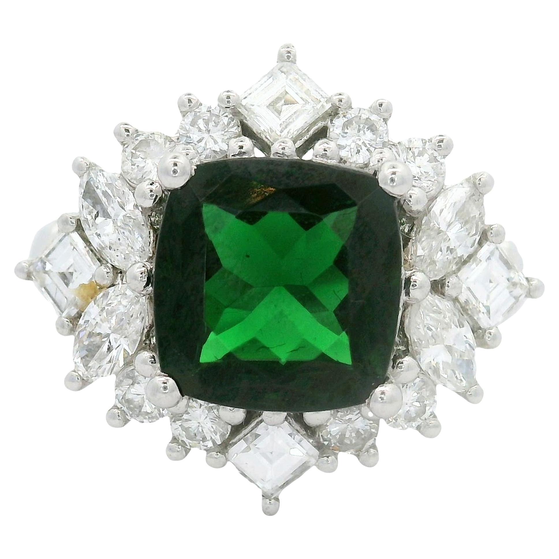 Anello con tsavorite e diamanti in platino da 2,64 carati