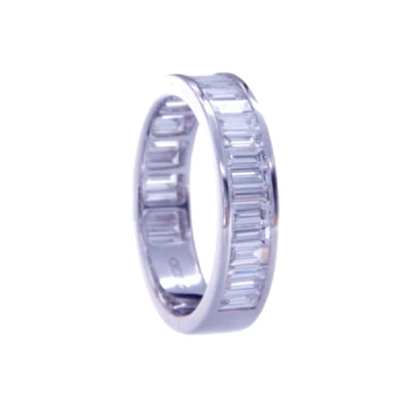 Beautiful modern unisex wedding ring. The ring consists of white gold with total 2.64 Ct diamonds baguette cut.
Total weight: 3.93 grams
Metal: 18Kt White gold
New contemporary jewelry. 
US Ring size 7 please see the conversion in the picture for