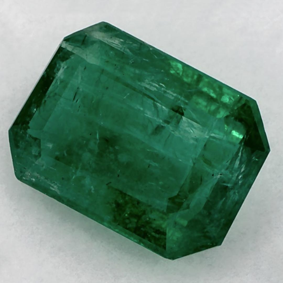 Con un vibrante tono verde, la piedra de nacimiento de mayo es un símbolo del renovado crecimiento primaveral.
 
Explora la vibrante colección de esmeraldas, rubíes y zafiros de nuestra tienda, disponibles como gemas sueltas y combinadas con nuestra