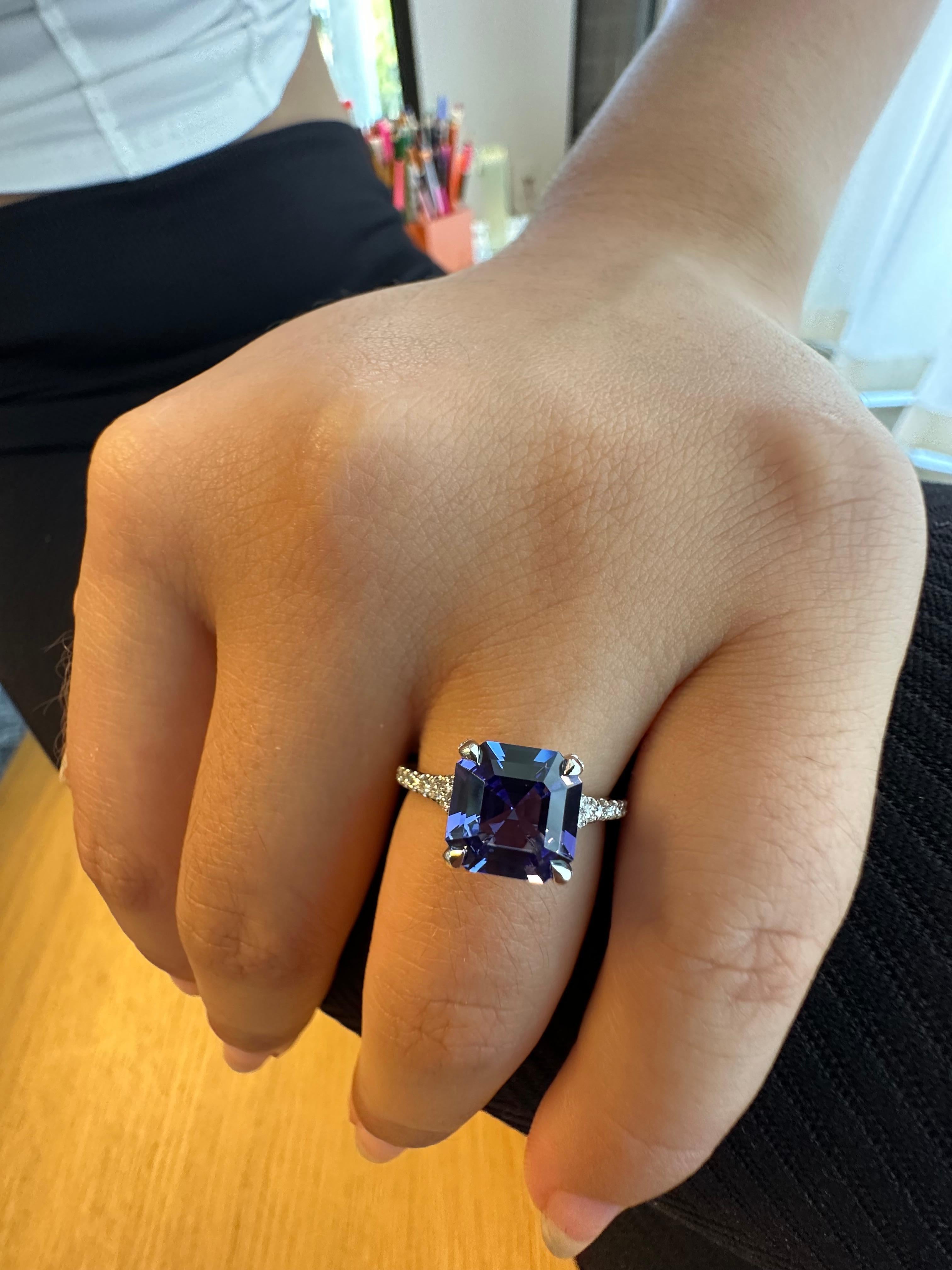 Contemporaneo Anello in platino con tanzanite quadrata taglio smeraldo da 2,64 carati Gioielli di lusso Beverly Hills in vendita
