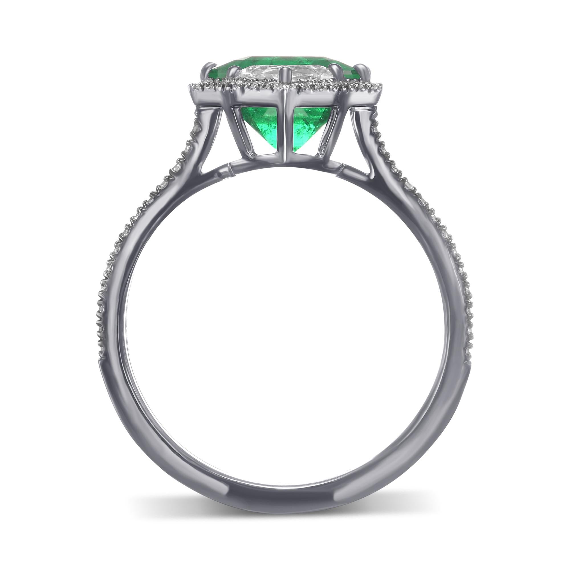Ein atemberaubender Ring mit einem Muzo-Smaragd als Herzstück, der 2,64 Karat wiegt und sowohl von Muzo als auch von CD zertifiziert ist. Dieses exquisite Stück ist mit seitlichen Steinen in der Farbe der Collection'S verziert und wird elegant von