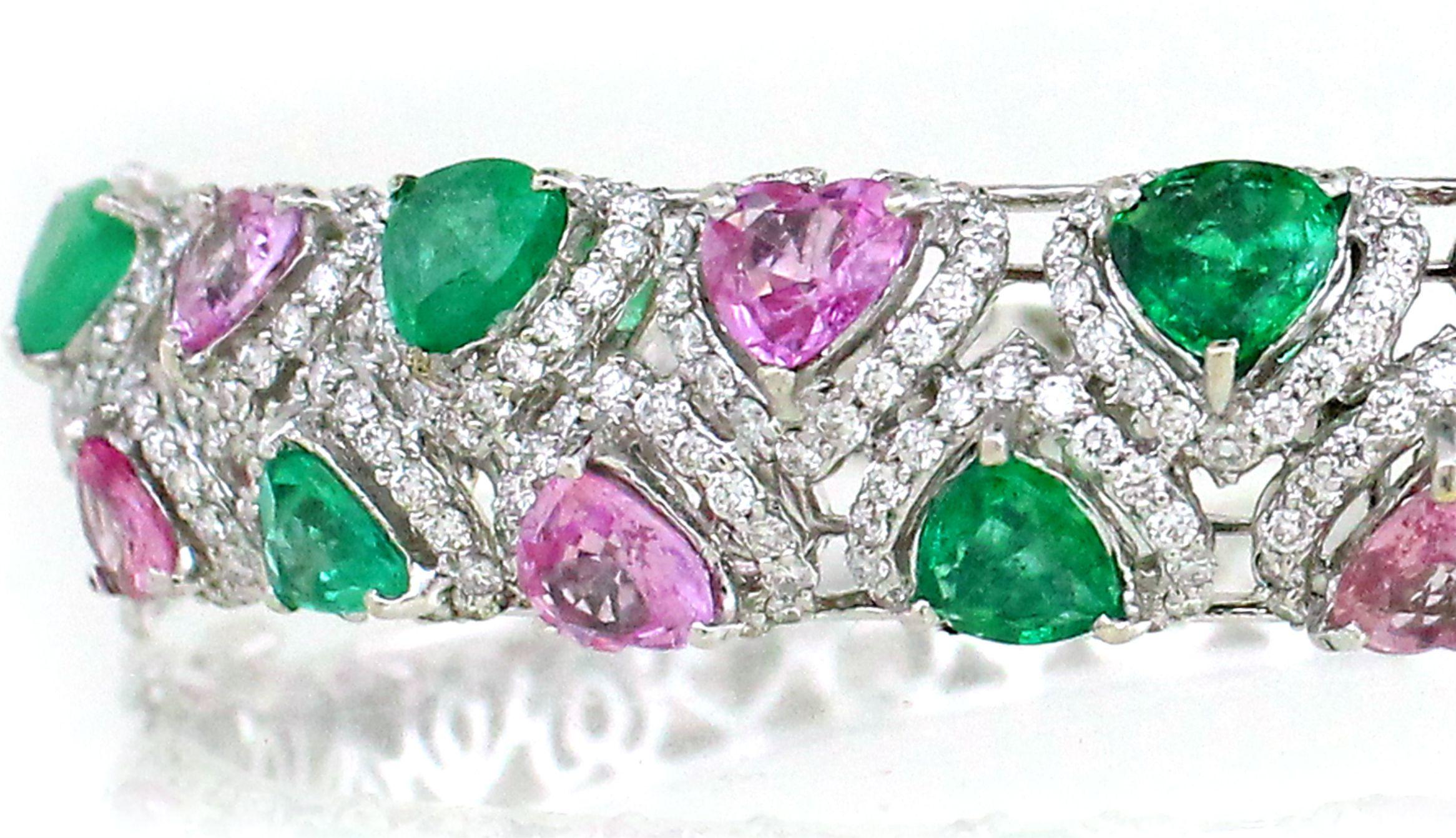 Questo squisito braccialetto moderno è una splendida incarnazione del lusso e dell'eleganza, progettato per abbagliare e affascinare. Realizzato in oro 14k e con un peso di 20,28 grammi, questo pezzo promette una sensazione sostanziale e opulenta.