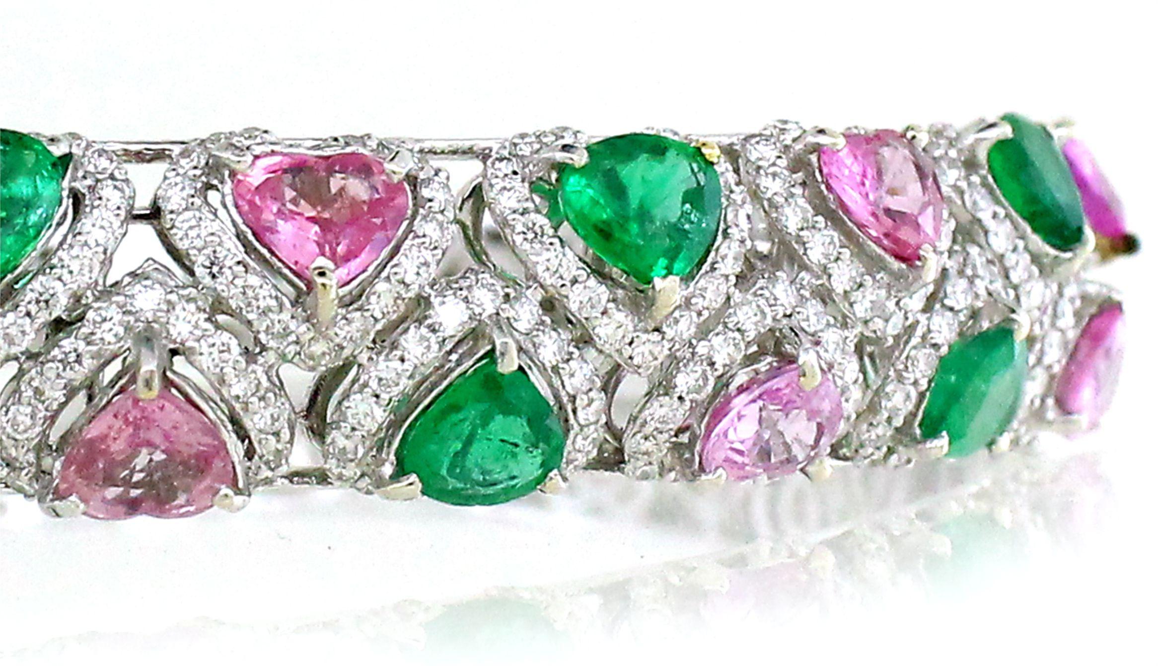 Moderno Bangle con 2,64 carati di smeraldo e 3,71 carati di zaffiro rosa in vendita