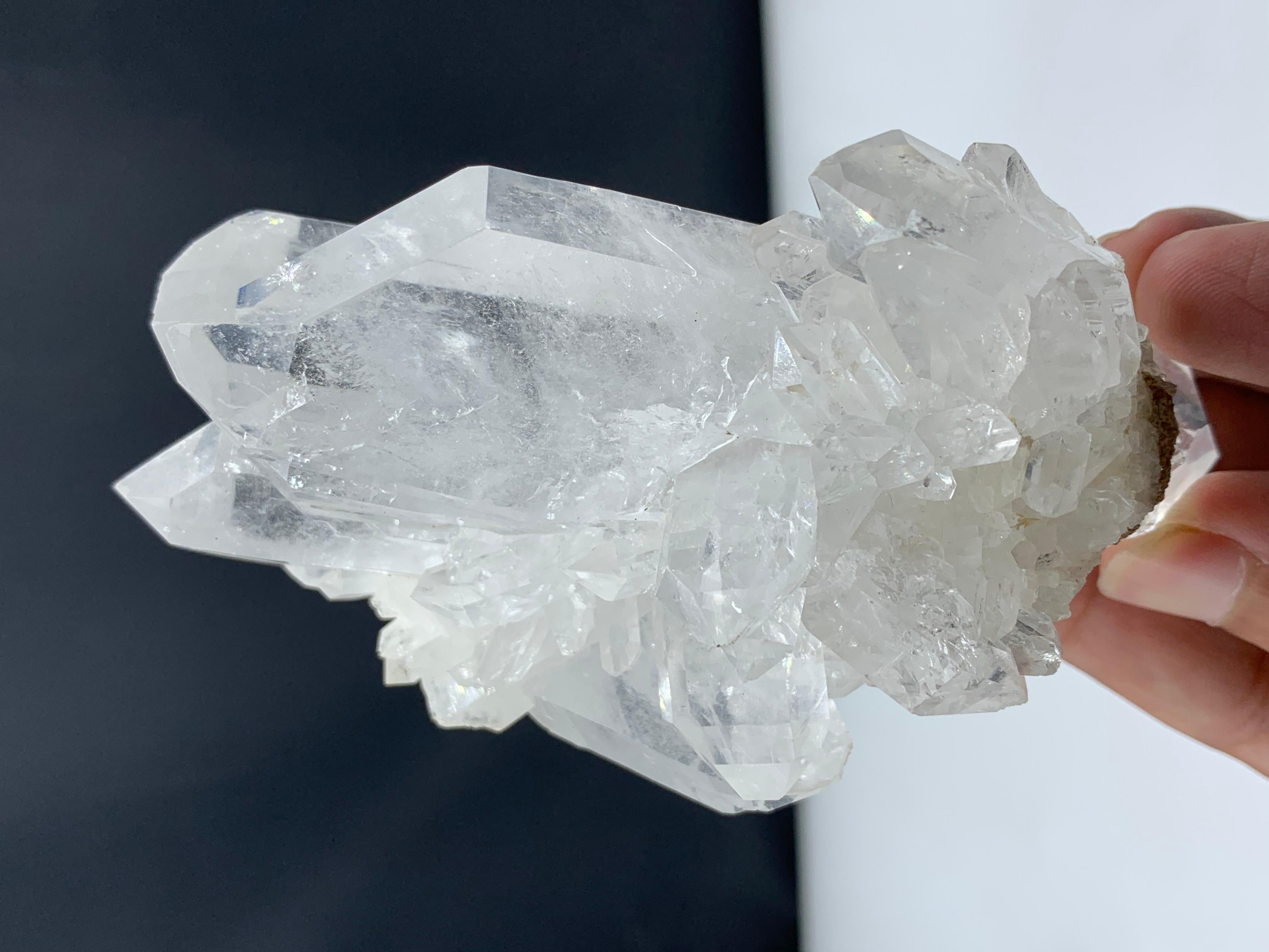 264.55 Gram Beautiful Quartz Crystal Cluster From Skardu District, Pakistan In Good Condition For Sale In Peshawar, PK