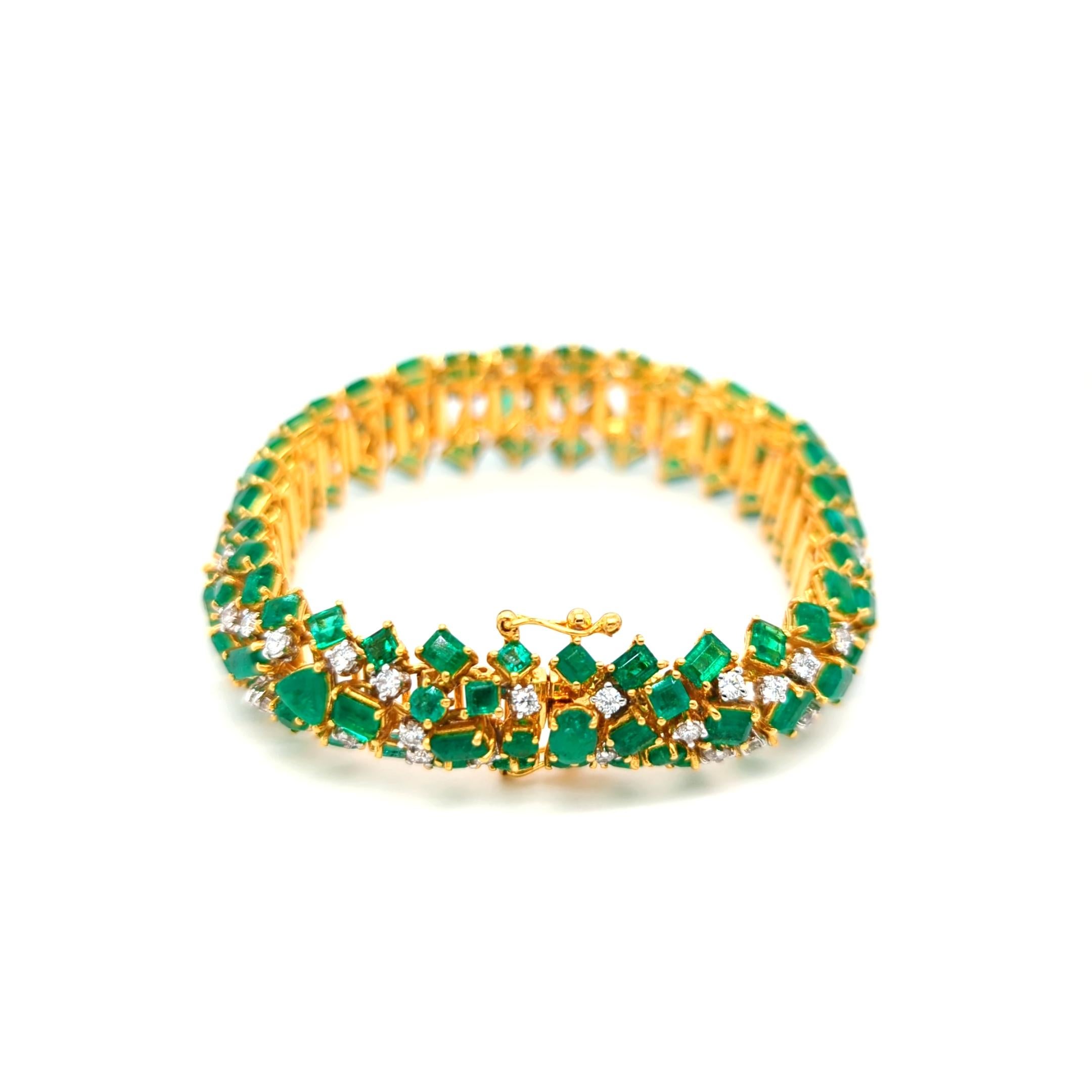 Round Cut 26.46 Carats Emerald and White Diamond Yellow Gold Bracelet For Sale
